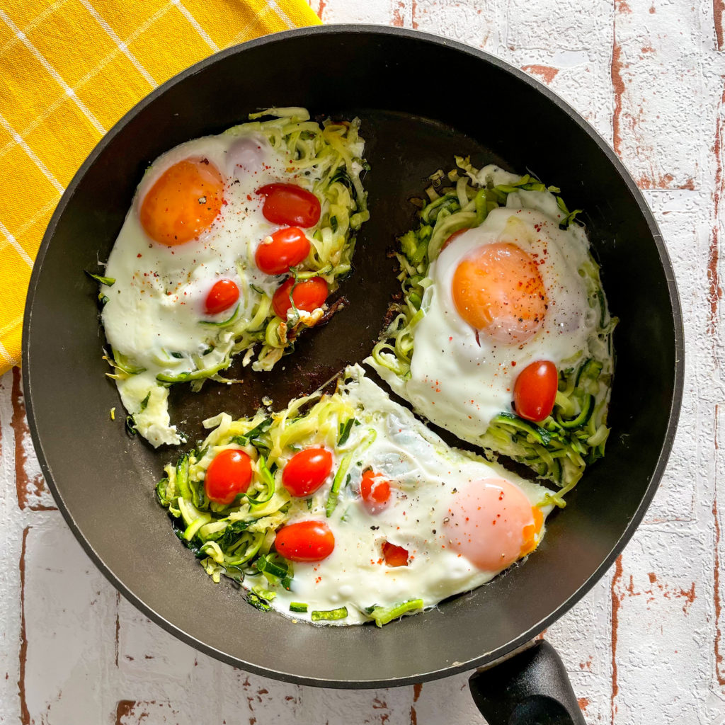 Low Carb Zucchini Nester mit Tomaten, Parmesan und Spiegelei