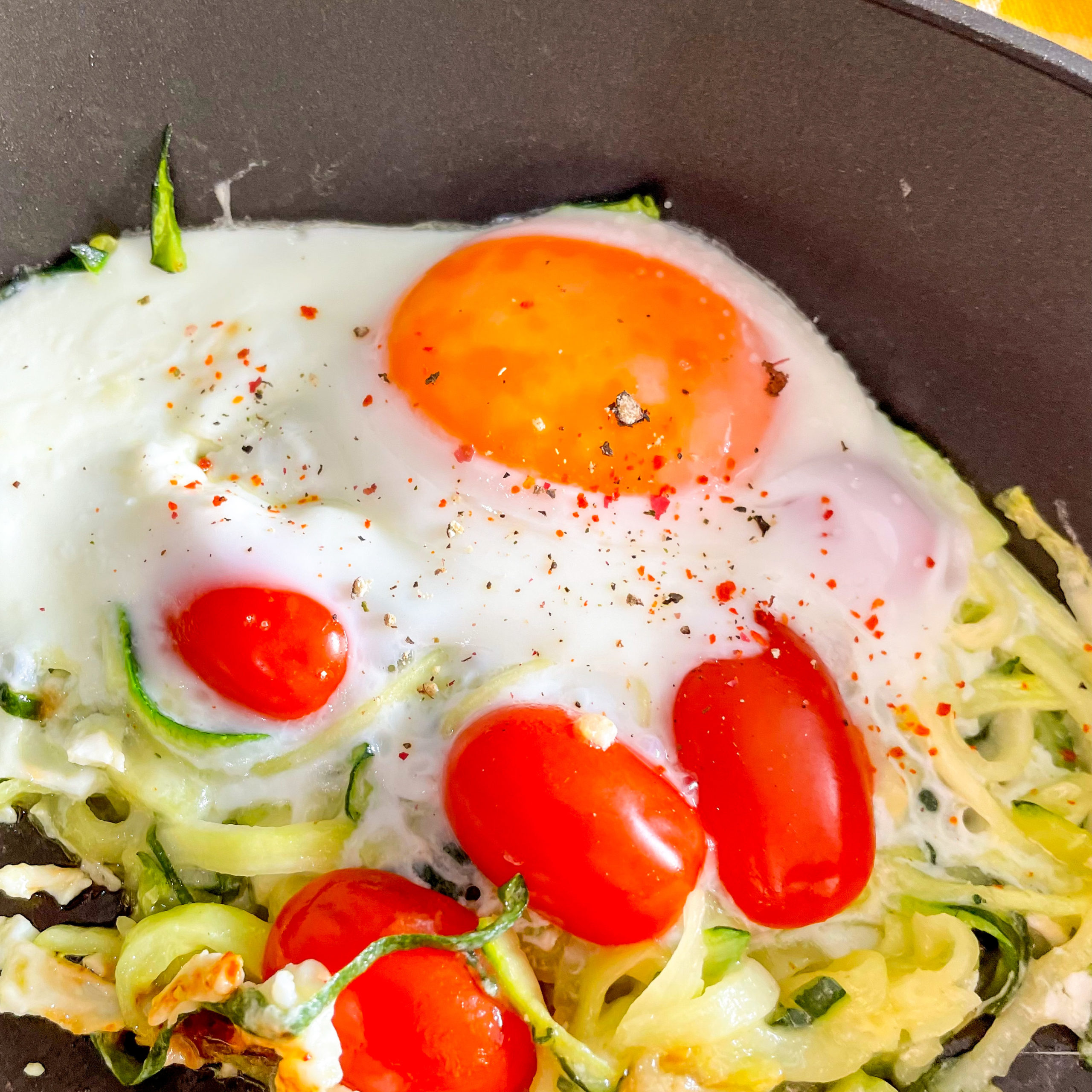 Low Carb Zucchini Nester mit Tomaten, Parmesan und Spiegelei