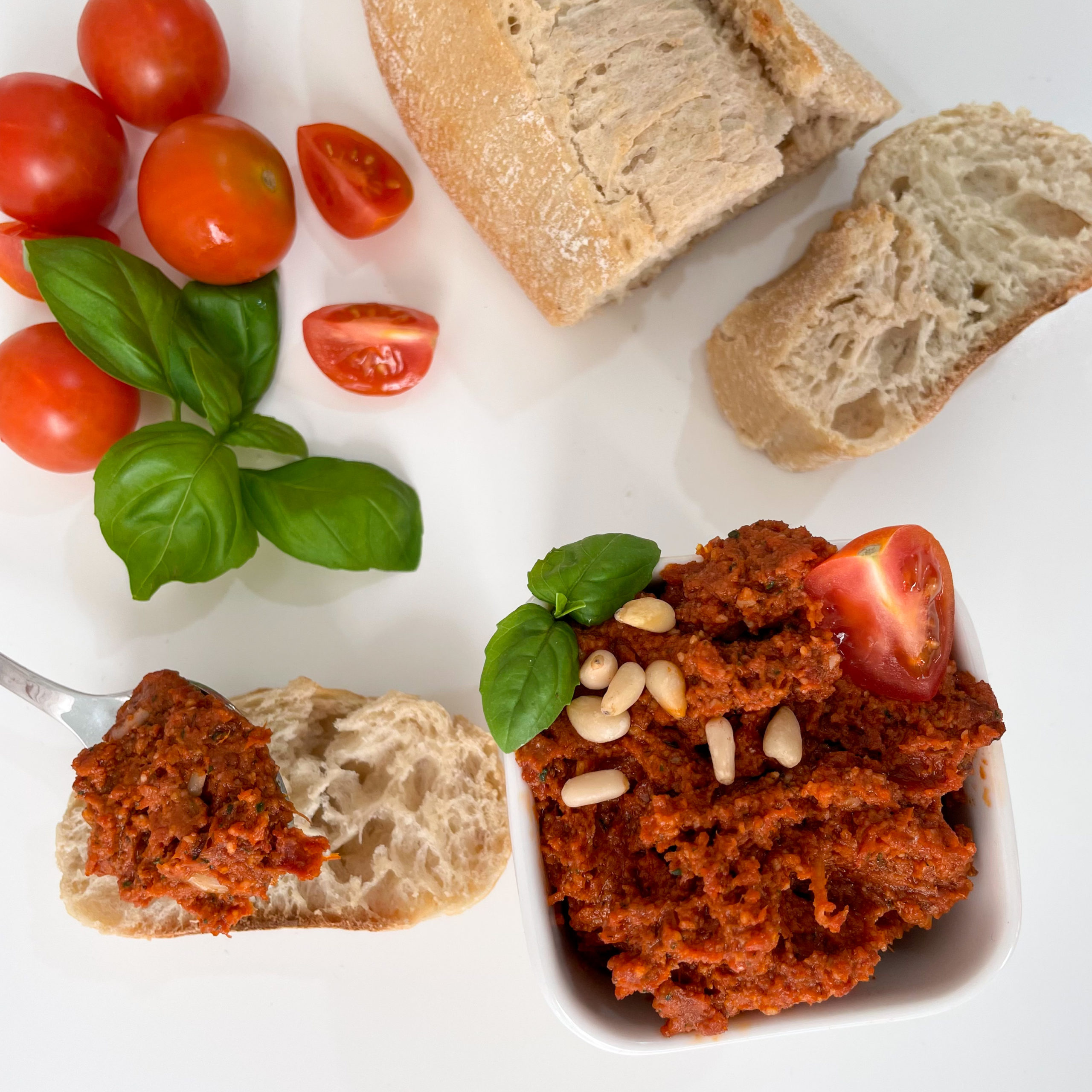 rotes Pesto mit getrockneten Tomaten, Parmesan und Pinienkernen