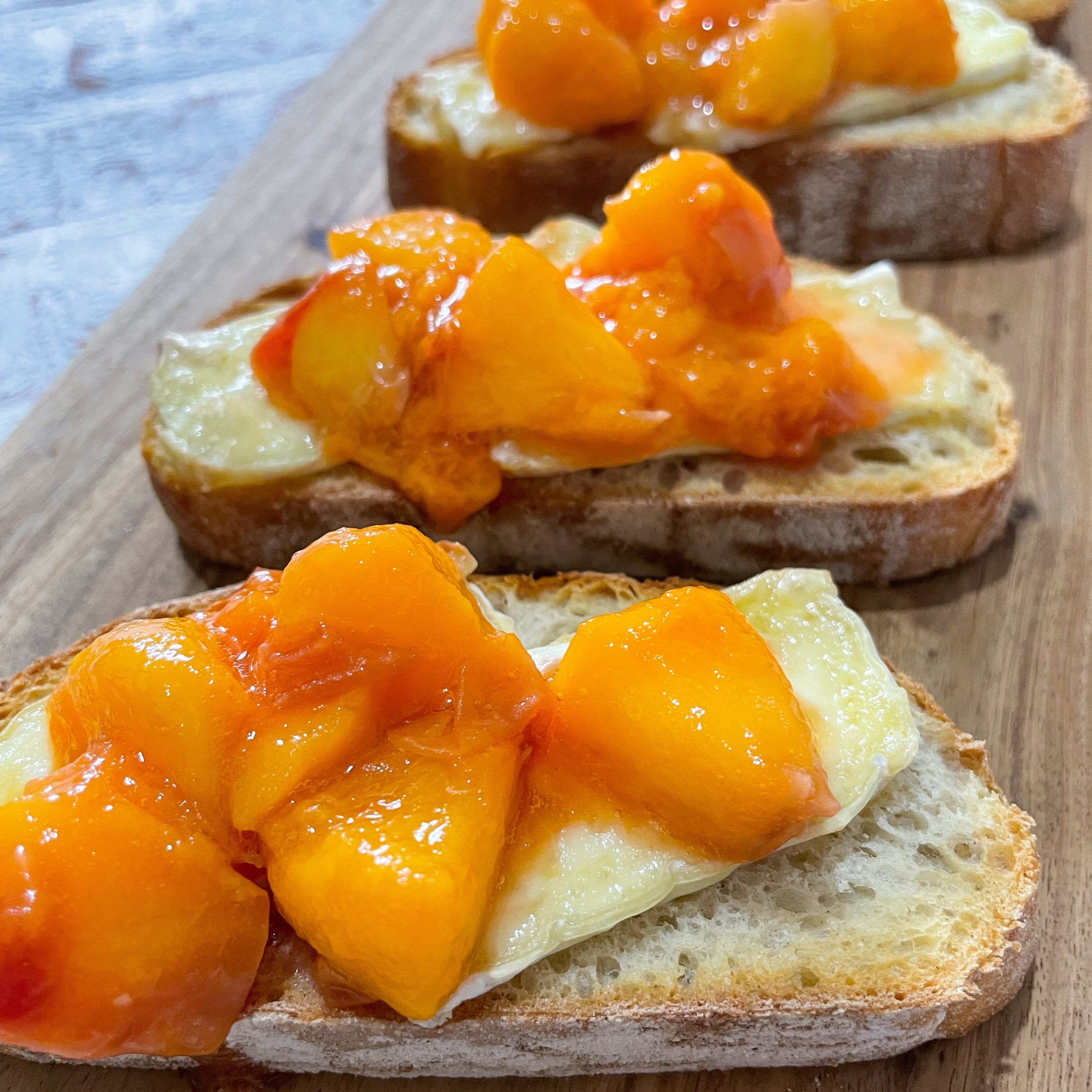 Baguette mit geschmolzenem Camembert und karamellisierten Pfirsichen