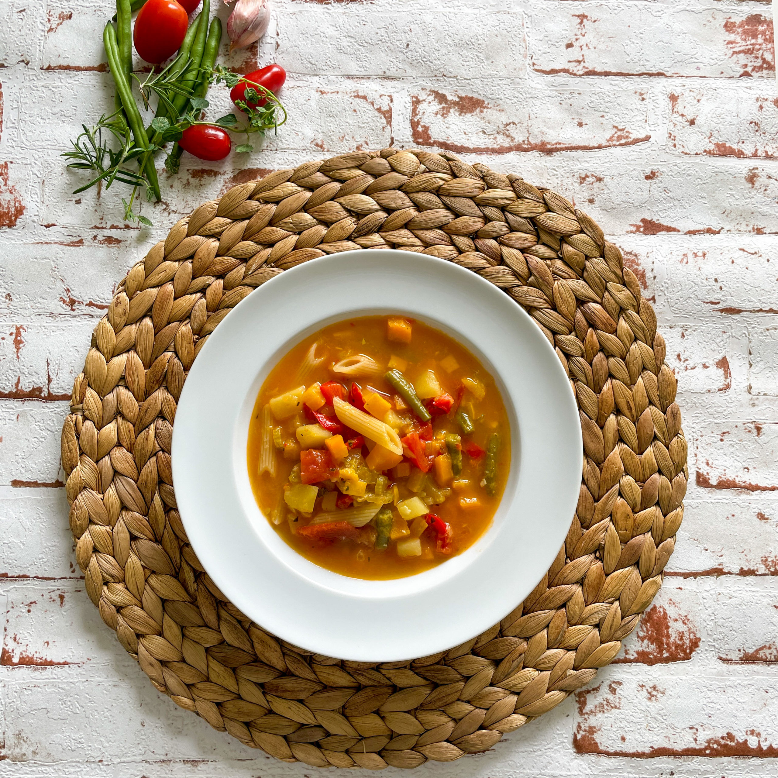 italienische Gemüsesuppe mit marktfrischem Gemüse und Nudeln