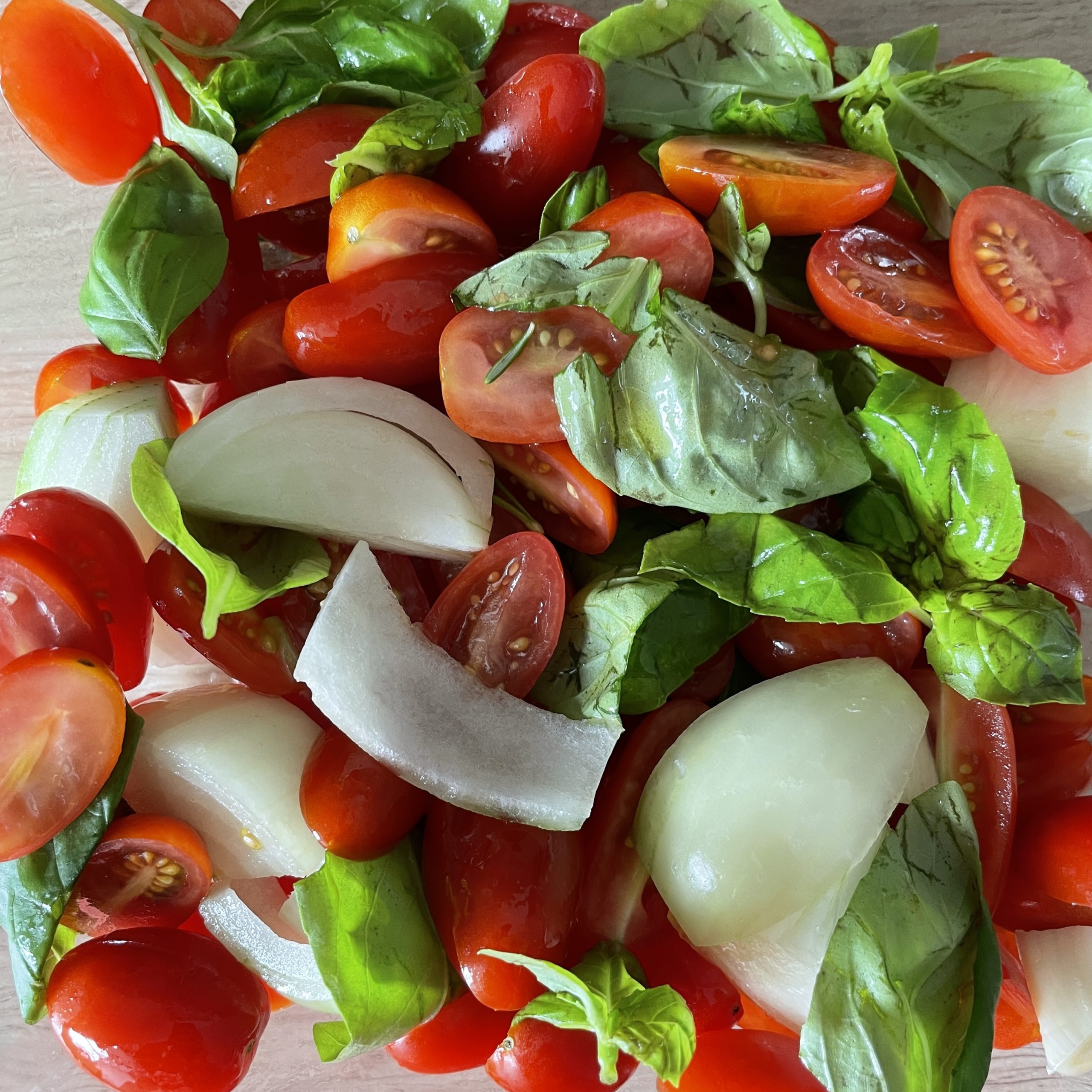 Tomaten, Basilikum und Zwiebel aus dem Ofen