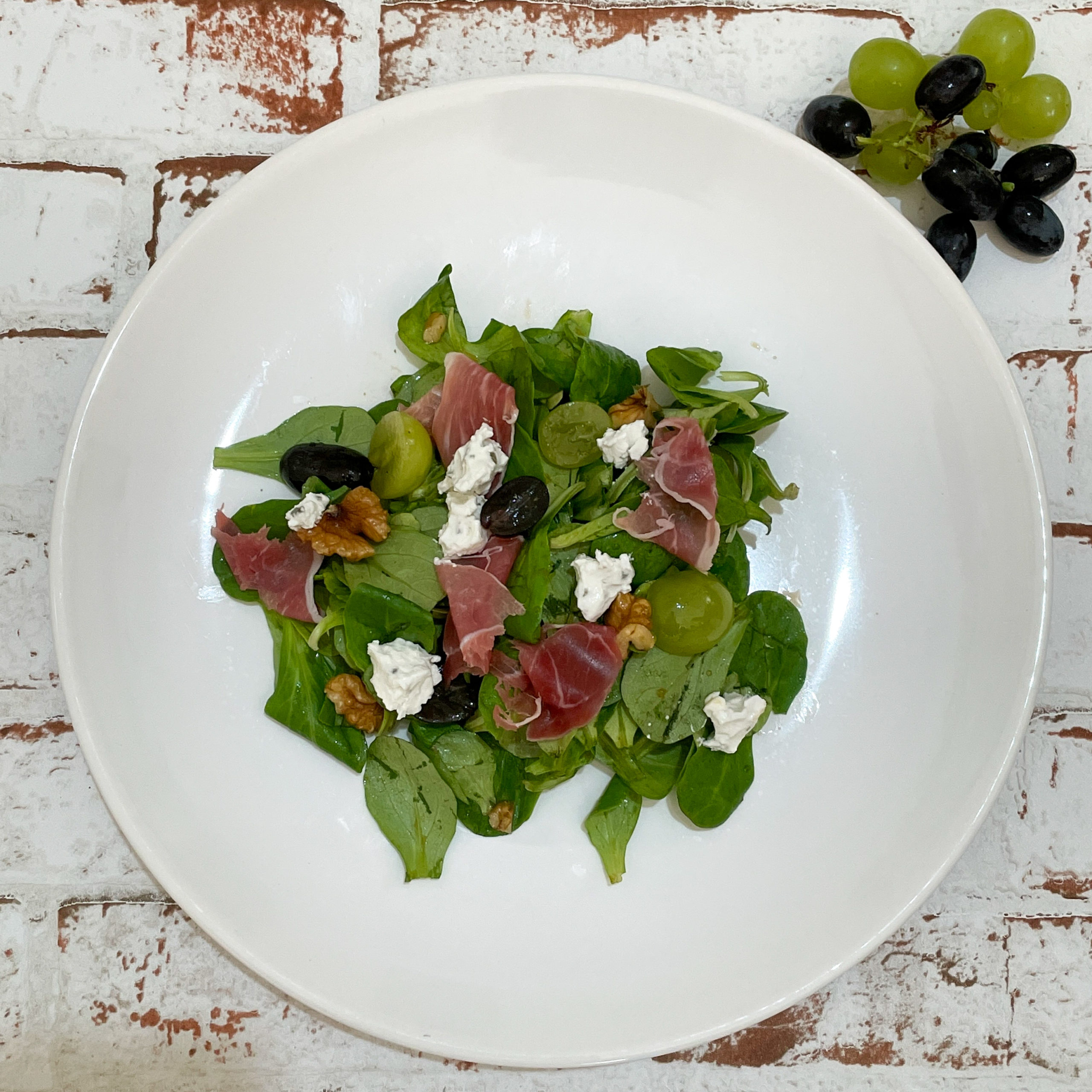 Feldsalat mit Weintrauben, Ziegenkäse 