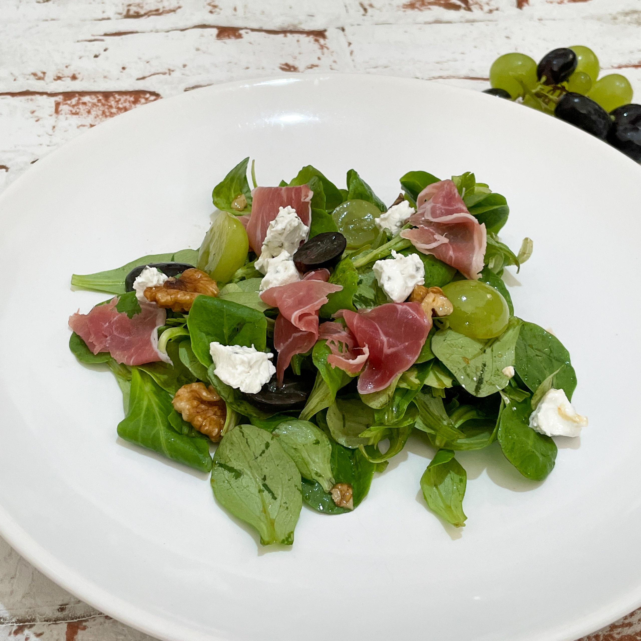 Feldsalat mit Weintrauben, Ziegenkäse, Schinken