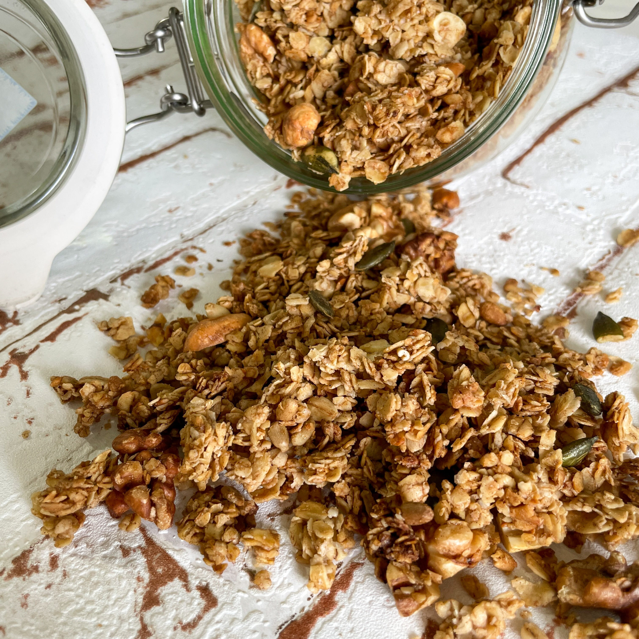 Granola mit Nüssen, Kernen, Ahornsirup