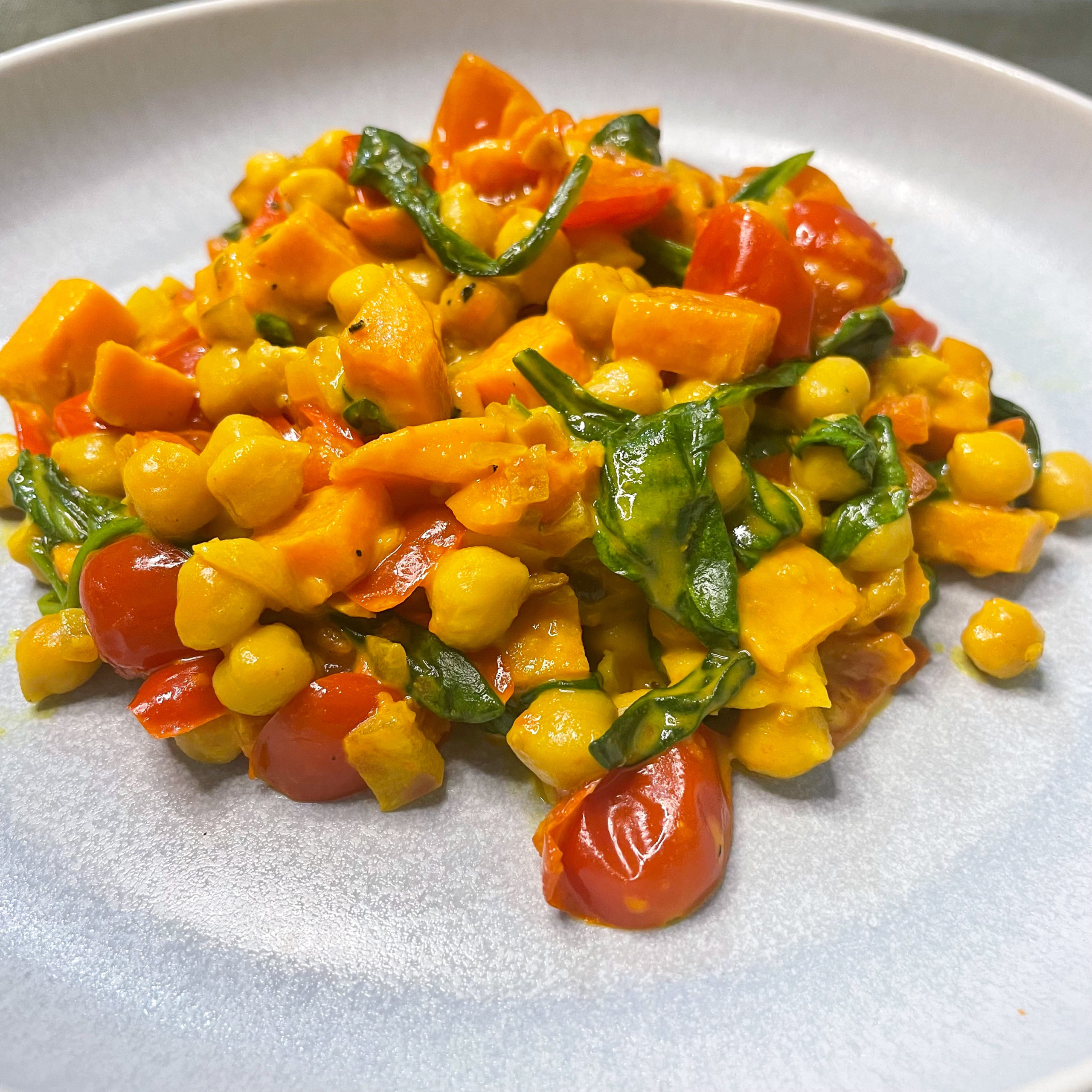 Süßkartoffel in Tomaten Kurkuma Sauce mit Spinat und Kichererbsen