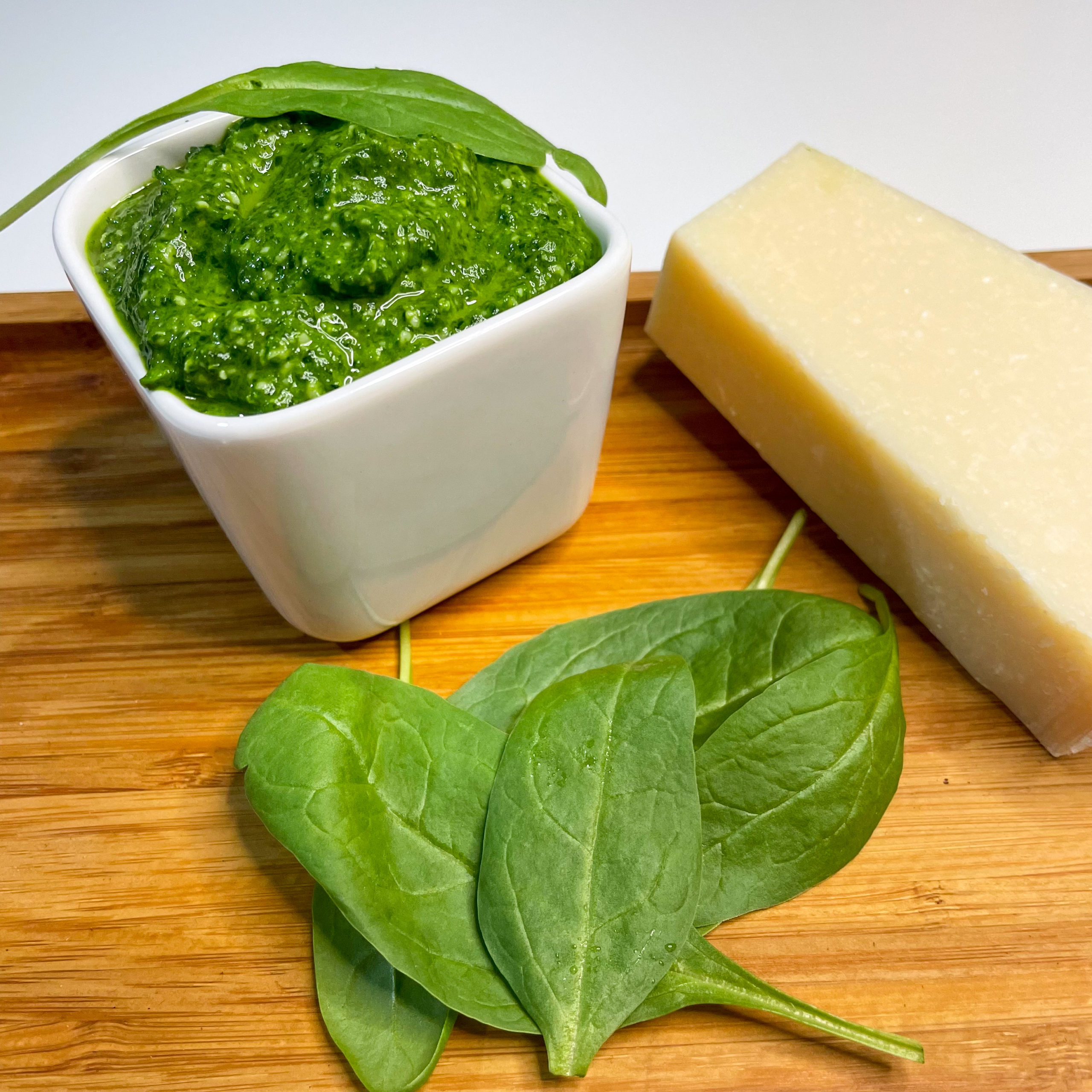 Pesto mit Spinat, Parmesan und Pinienkernen