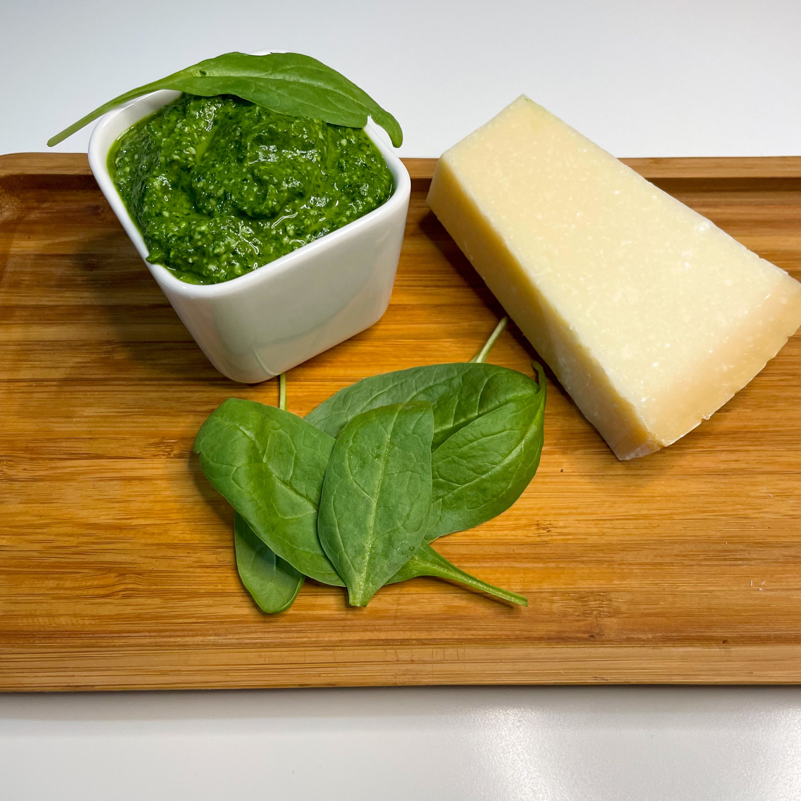 Pesto mit Spinat, Parmesan und Pinienkernen