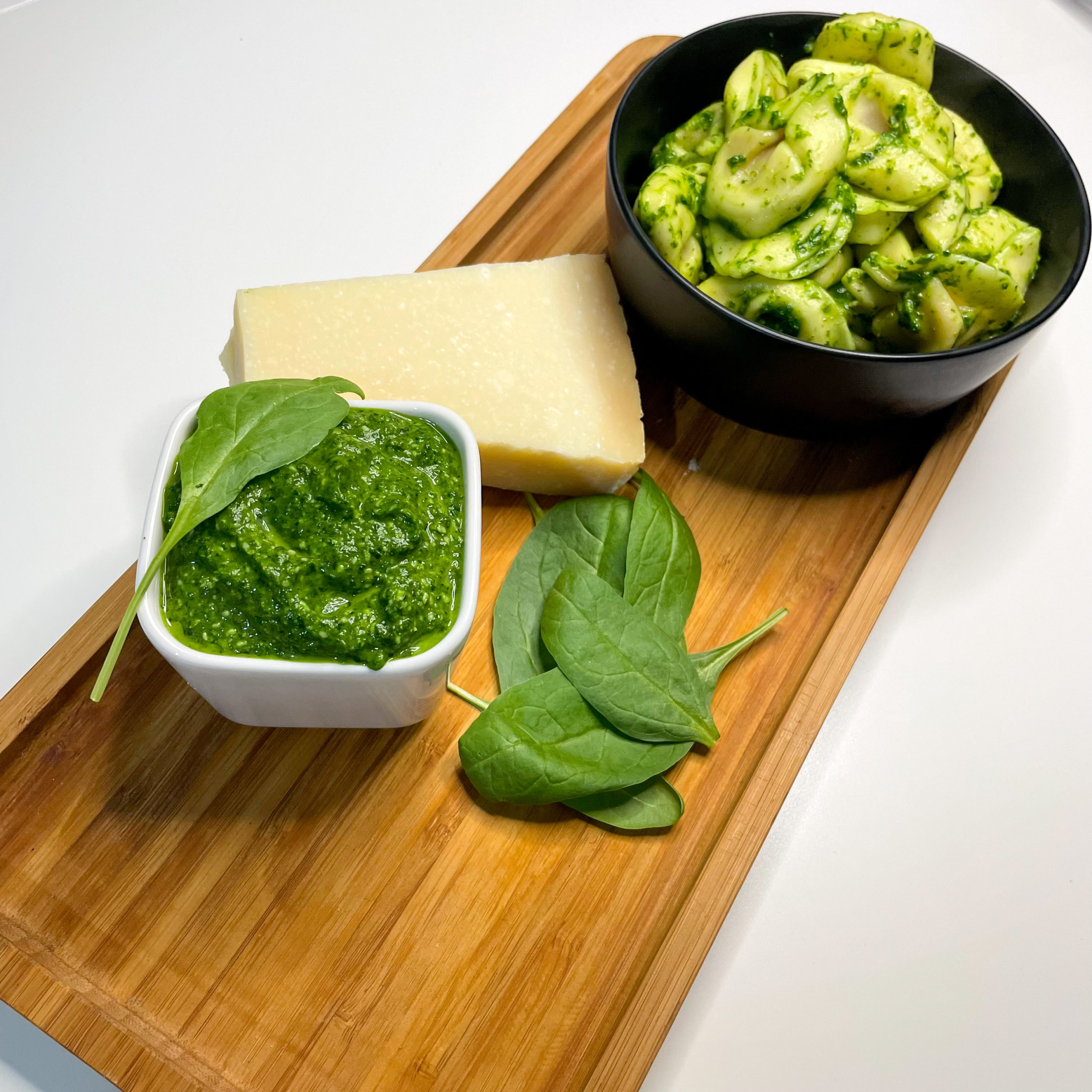 Pesto mit Spinat, Parmesan und Pinienkernen