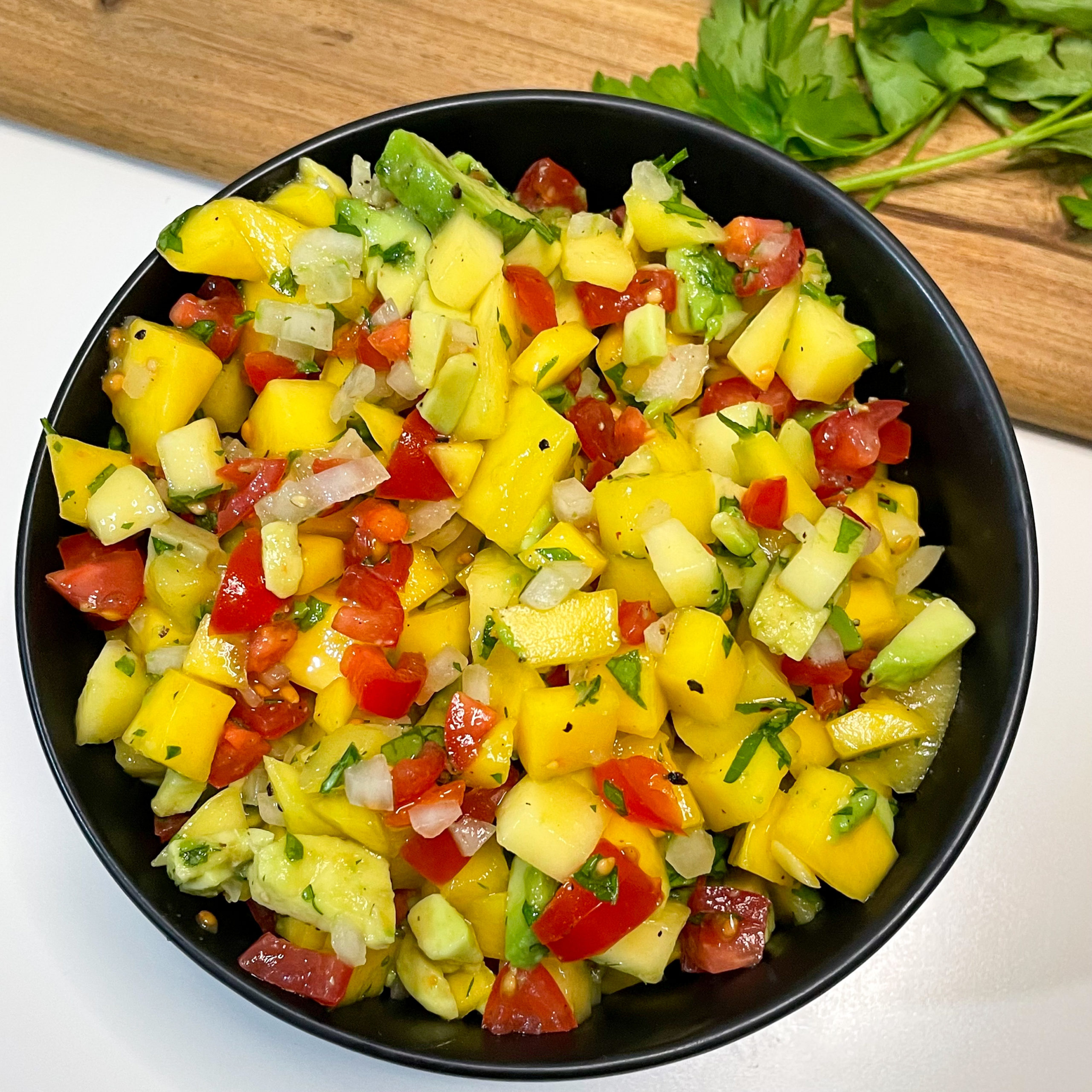 Mango Salsa mit Tomate, Avocado und Zwiebel