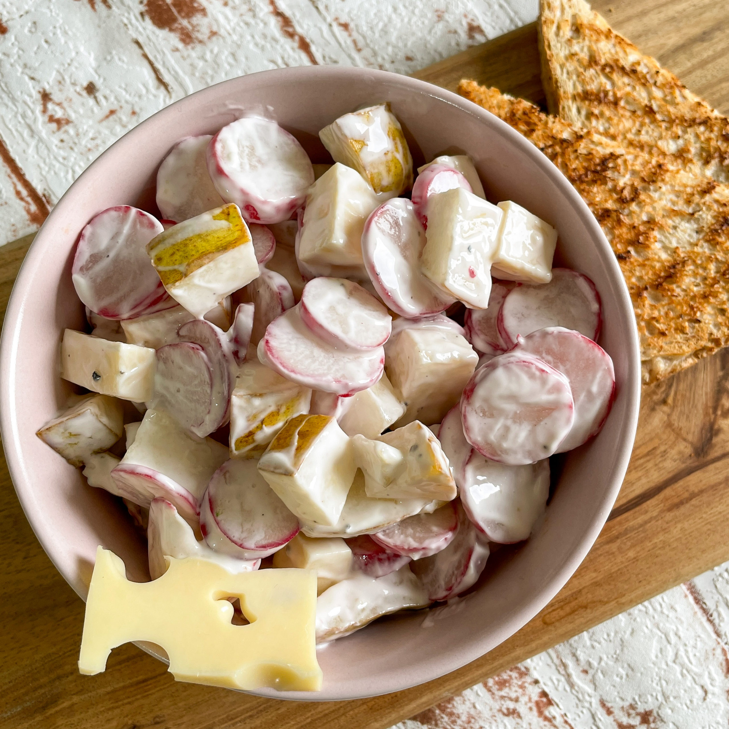 Radieschen Salat mit Birne, Käse und Joghurtdressing