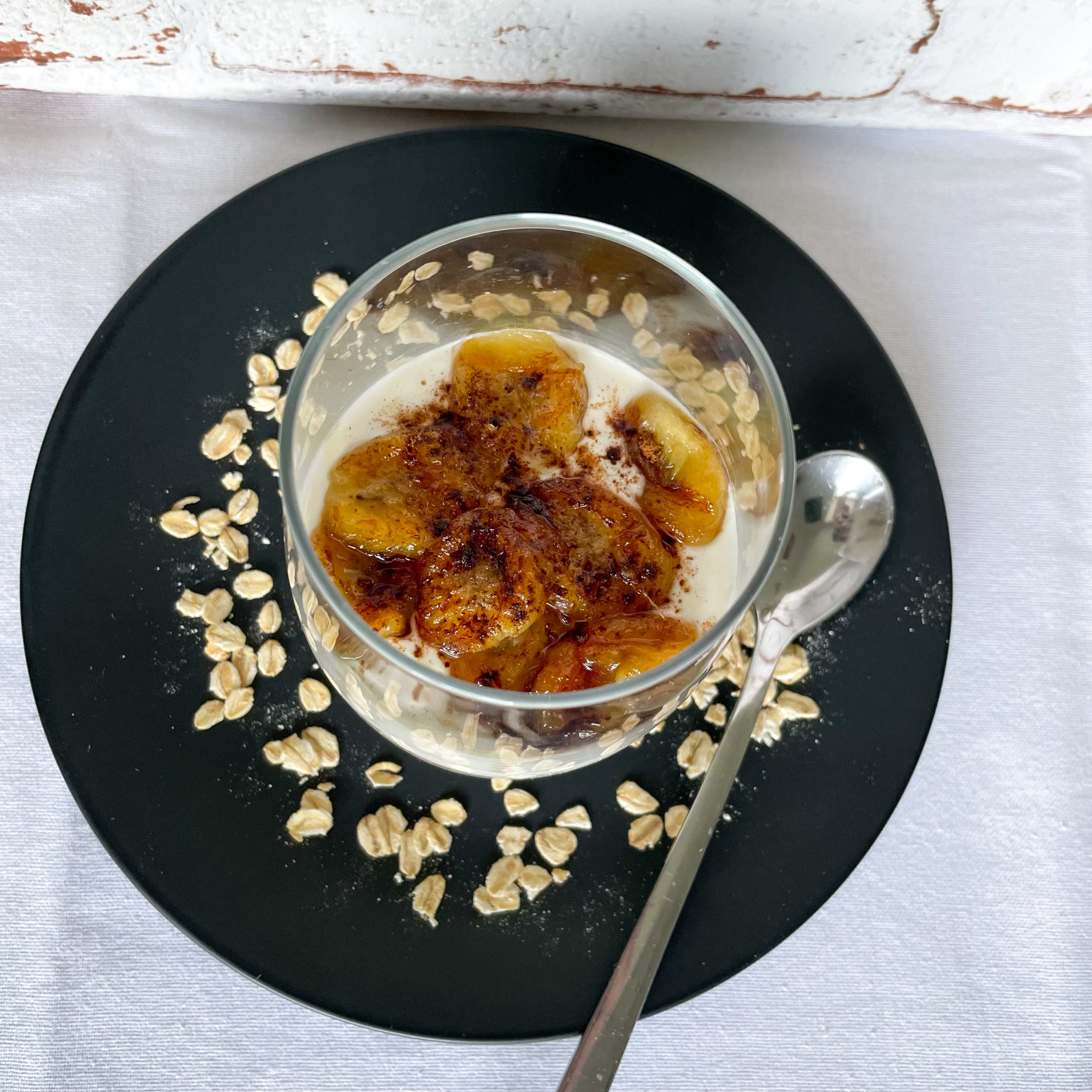 Overnight Oats mit gebackener Banane, Zimt und Joghurt