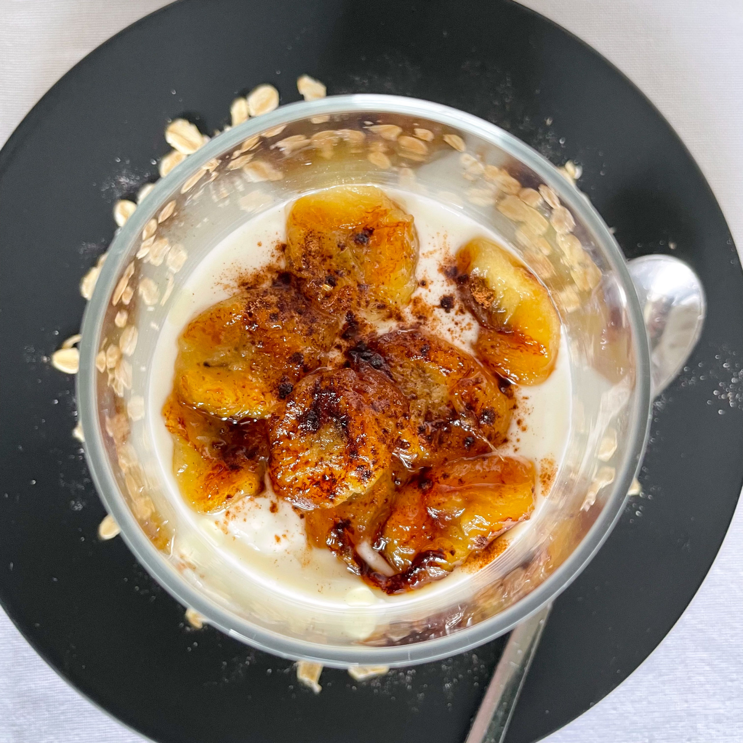 Overnight Oats mit gebackener Banane, Zimt und Joghurt