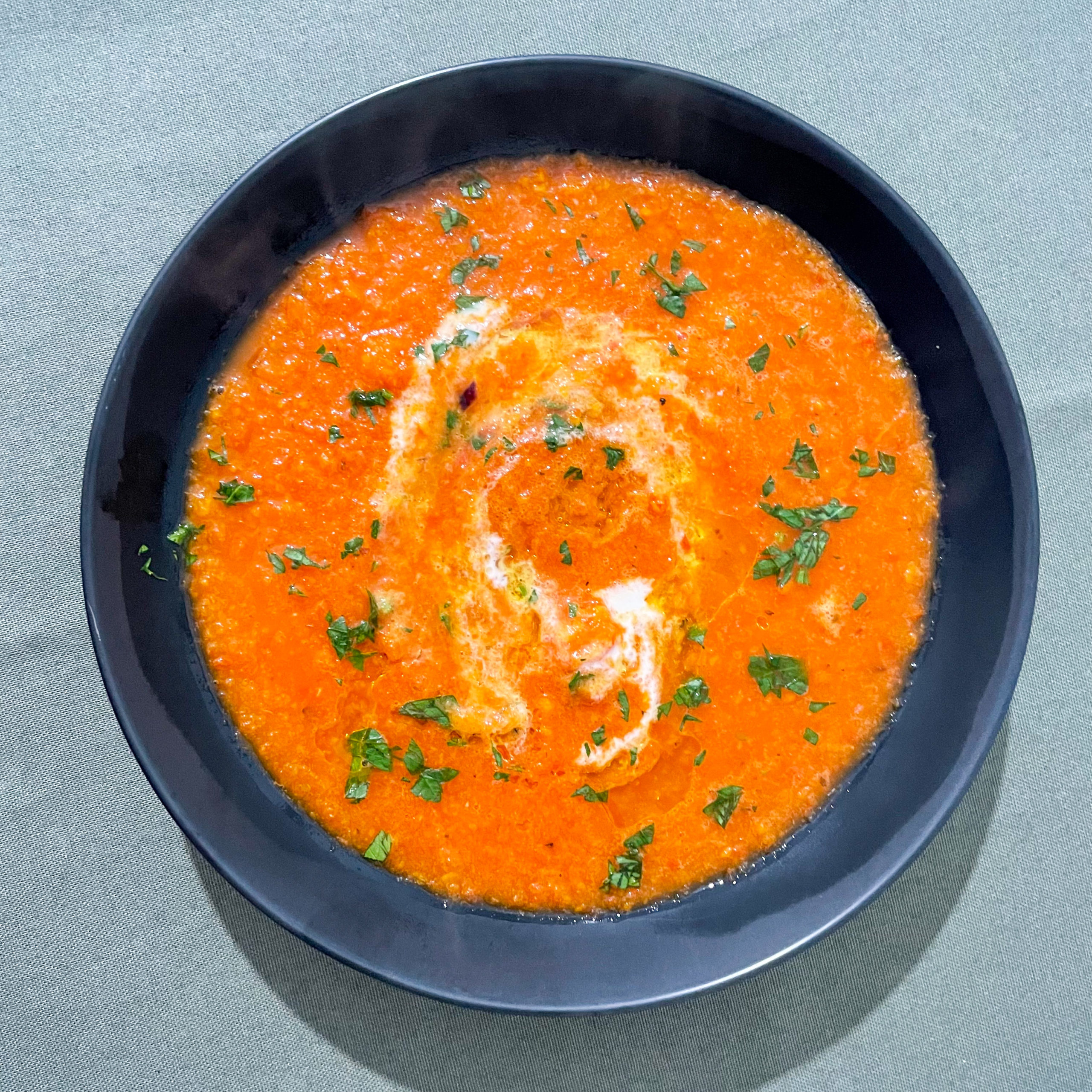kalorienarme gegrillte Paprika Suppe mit Möhren, rote Zwiebel