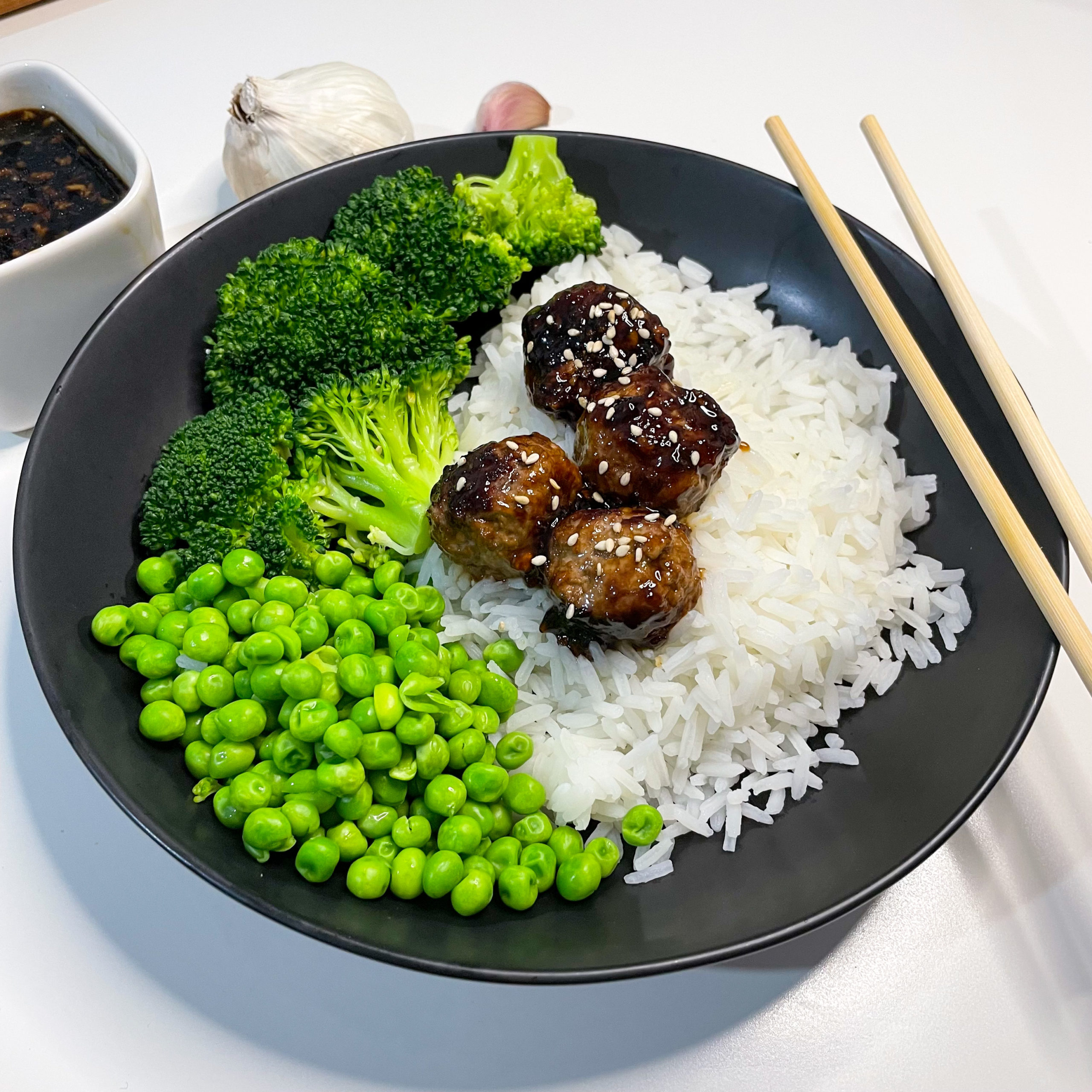 Teriyaki Hackbällchen mit Reis, Erbsen und Brokkoli