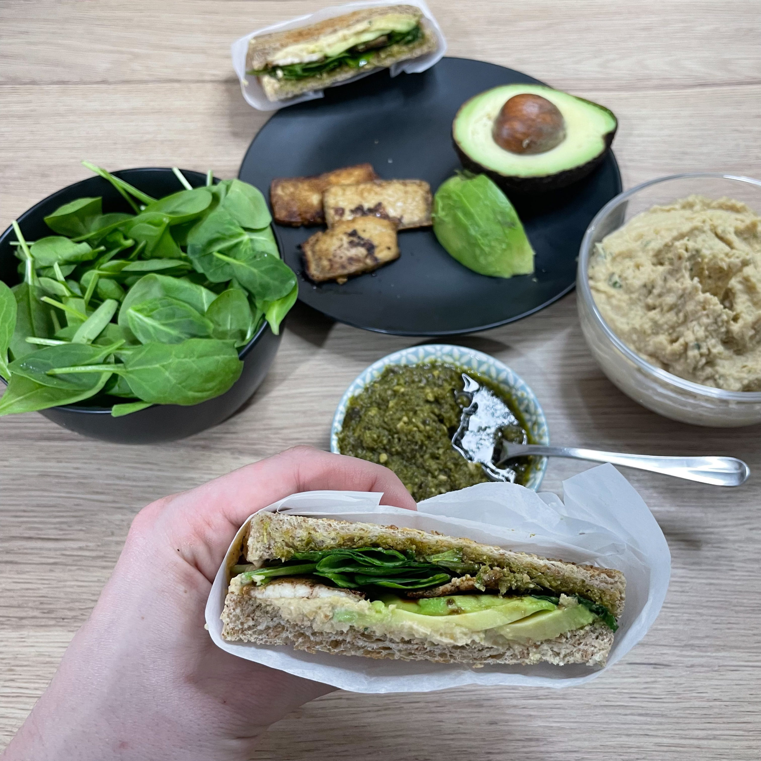 Avocado Toast mit Tofu, Spinat, Hummus und Basilikum Pesto