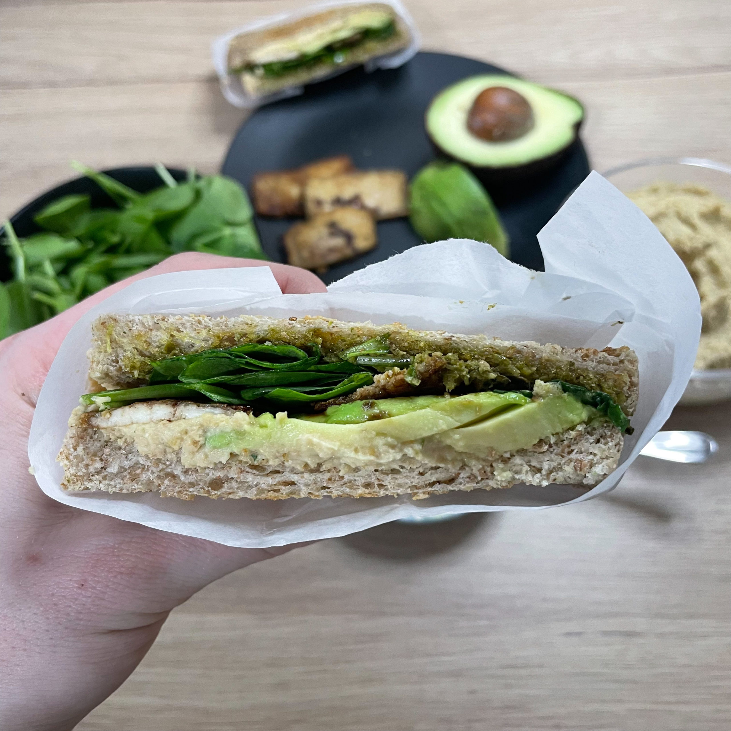 Avocado Toast mit Tofu, Spinat, Hummus und Basilikum Pesto