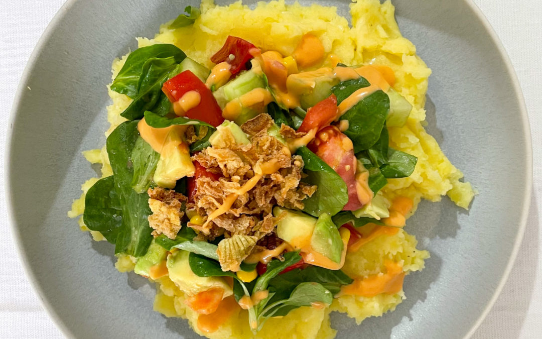 Kartoffelpüree Bowl mit Salat