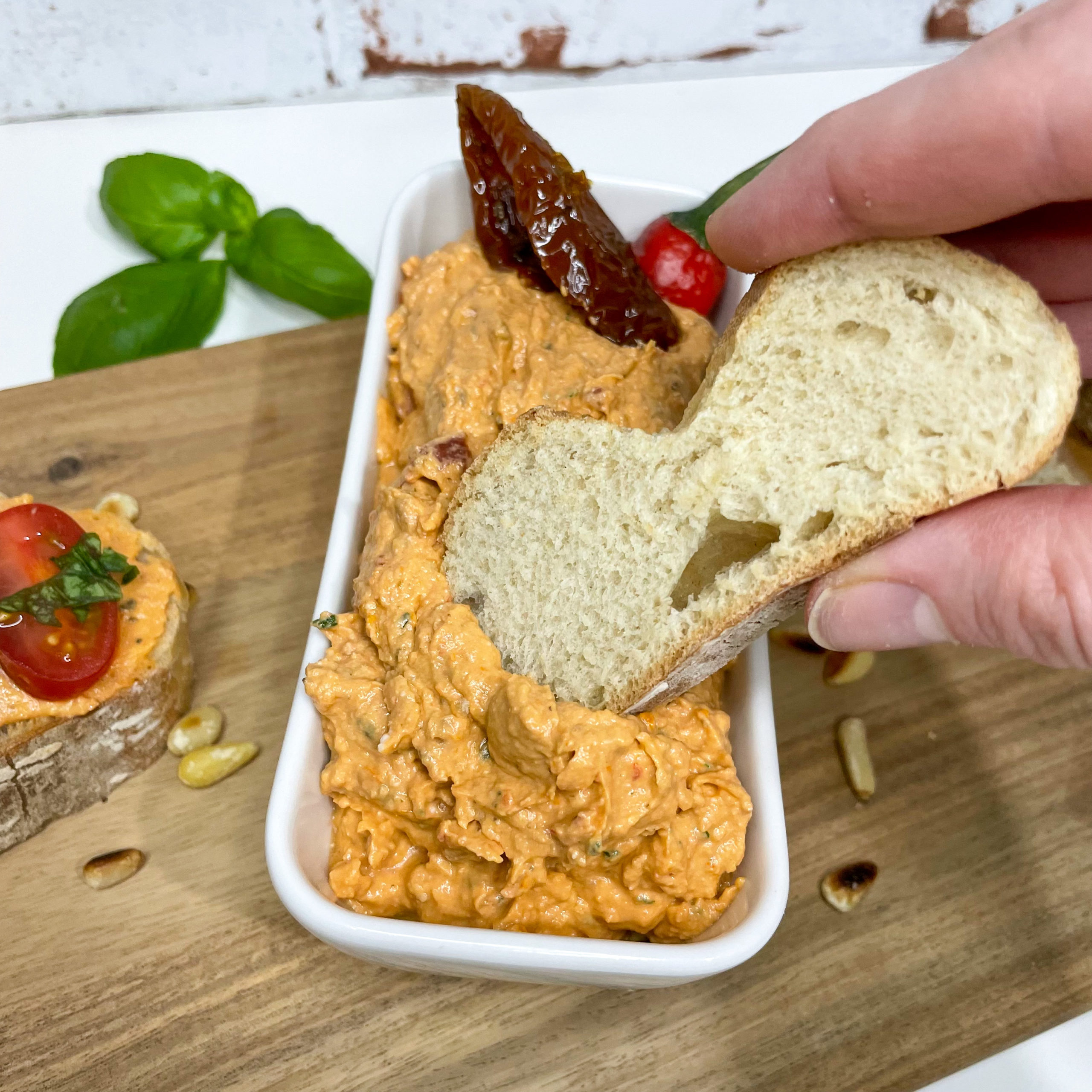 Tomaten Feta Dip mit Chili und Frischkäse