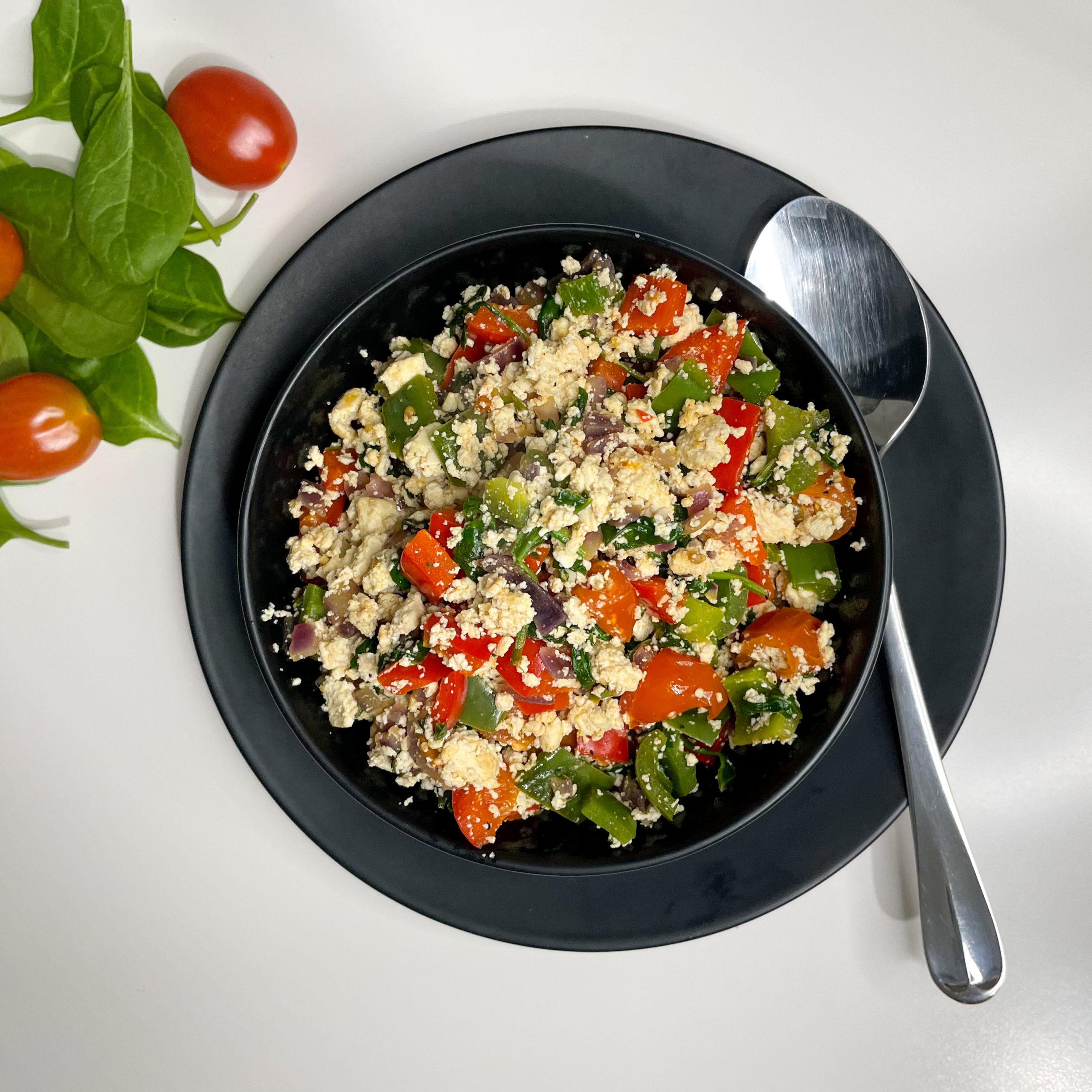veganes Tofu Rührei mit Paprika, Spinat, Zwiebel und Tomate