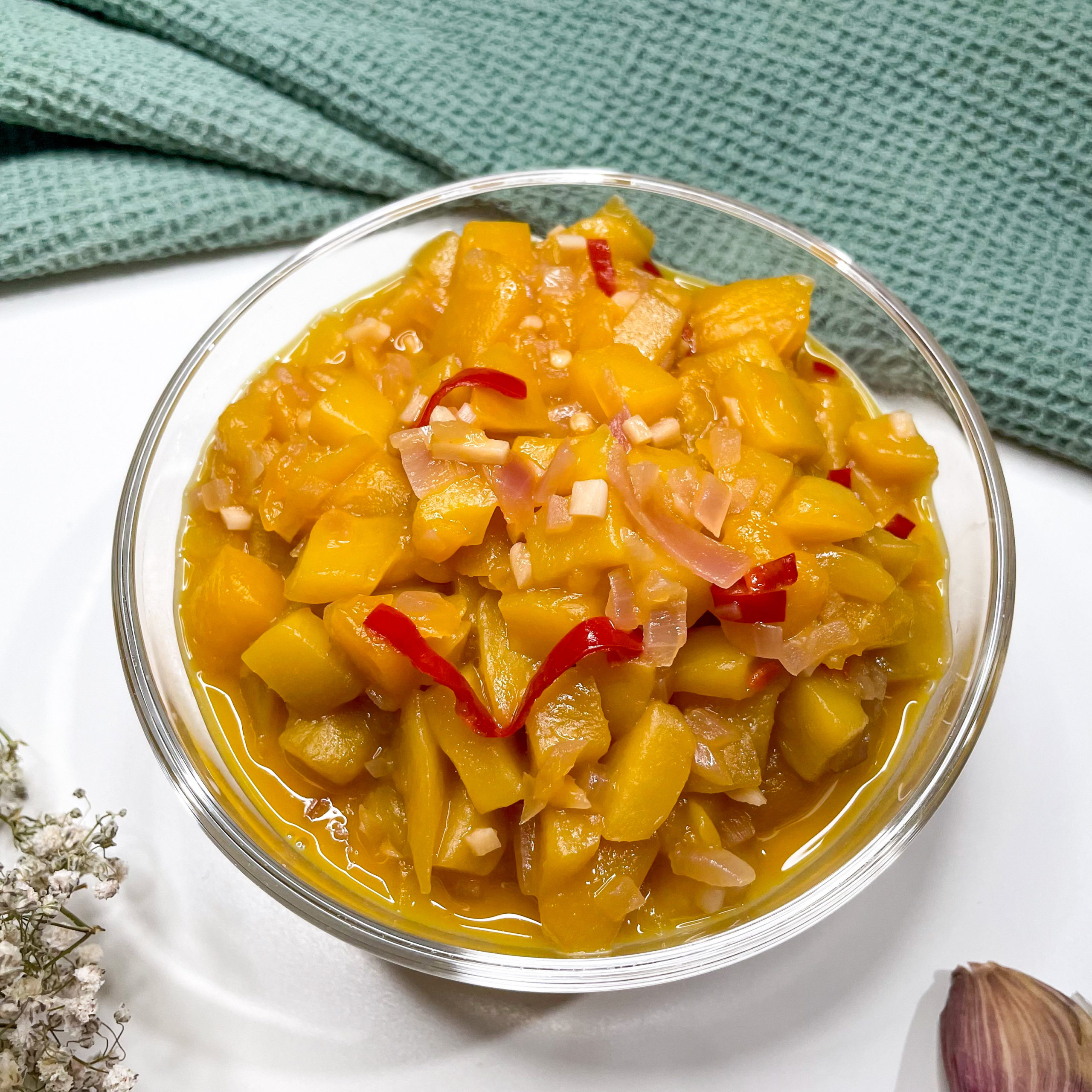 Fruchtiges Mango Chutney mit Chili und roter Zwiebel