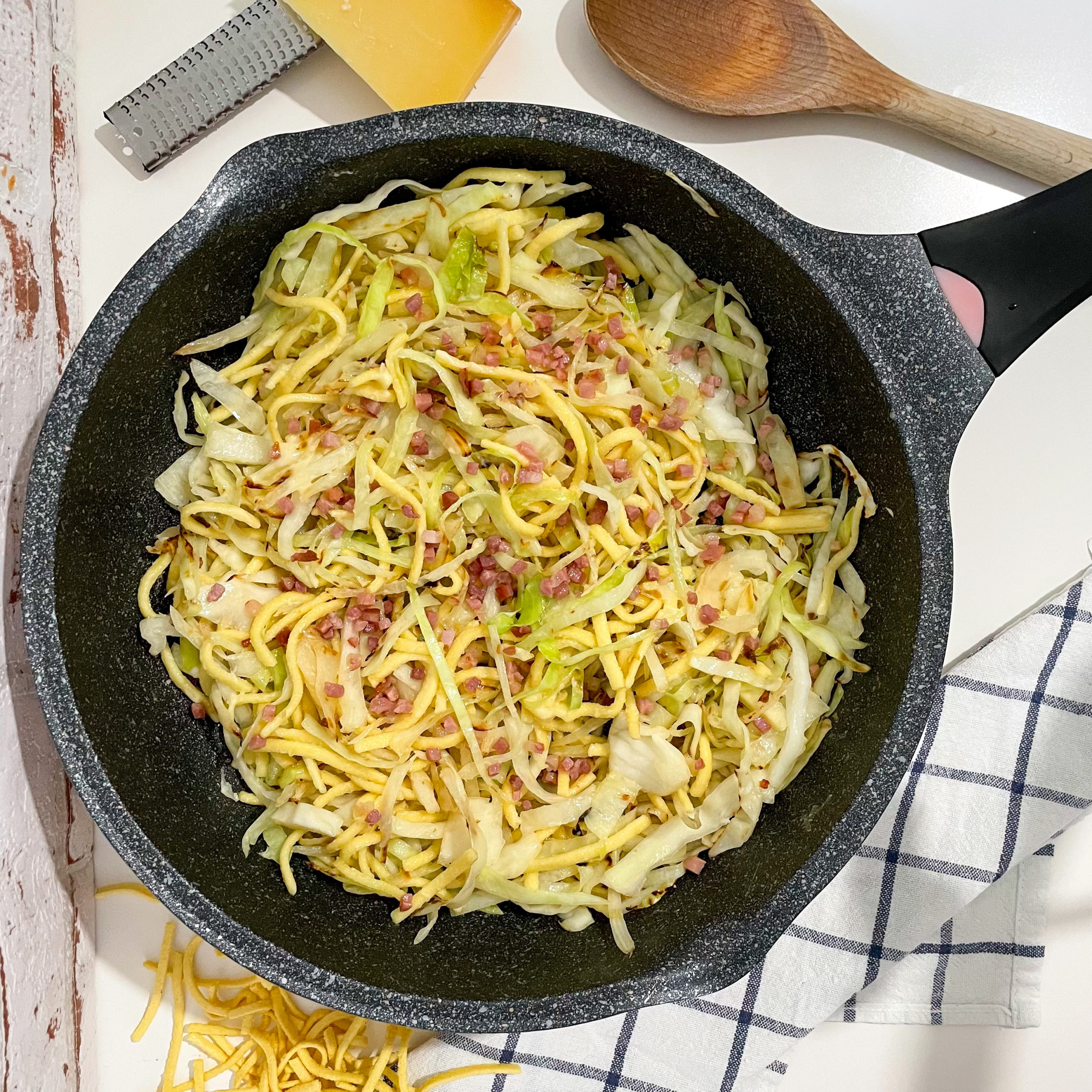 Gesunde Spätzlepfanne mit Weißkohl, Schinkenwürfel und Bergkäse