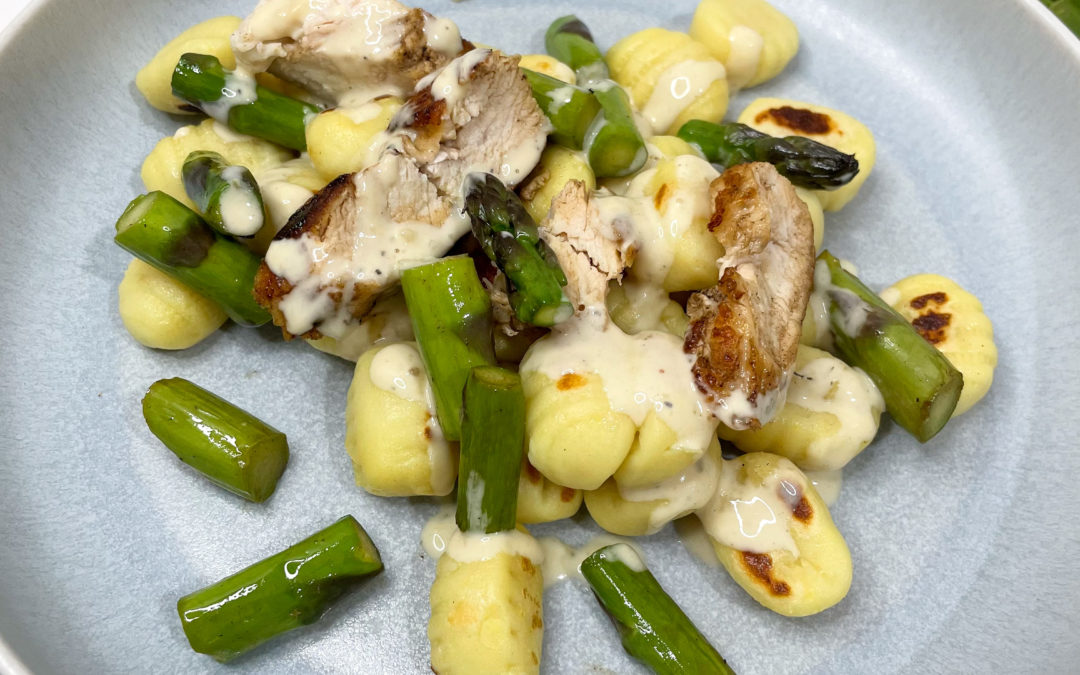 Gnocchi mit grünem Spargel und Hähnchen