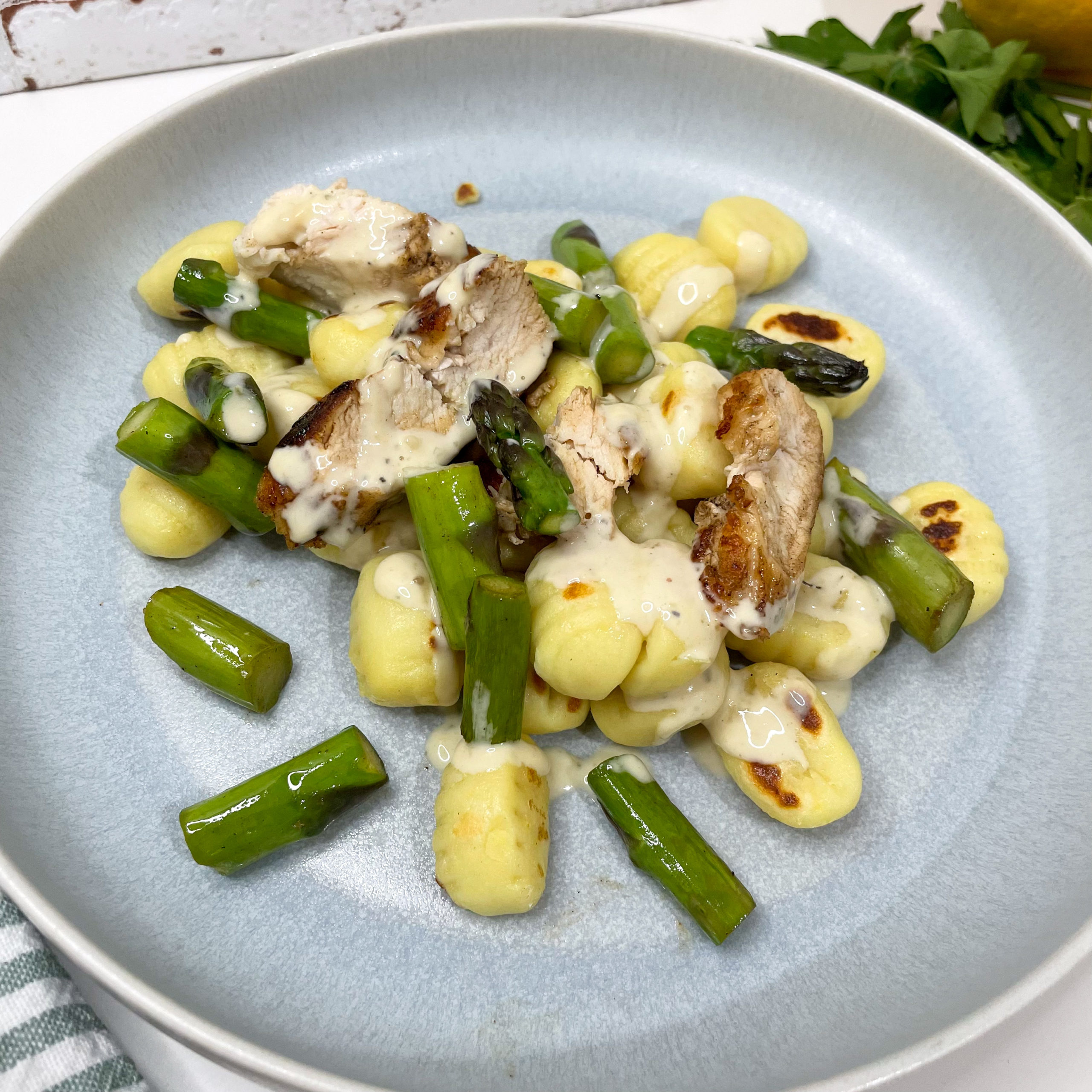 Gnocchi mit grünem Spargel und Hähnchen in Schmelzkäse Zitronen Sauce