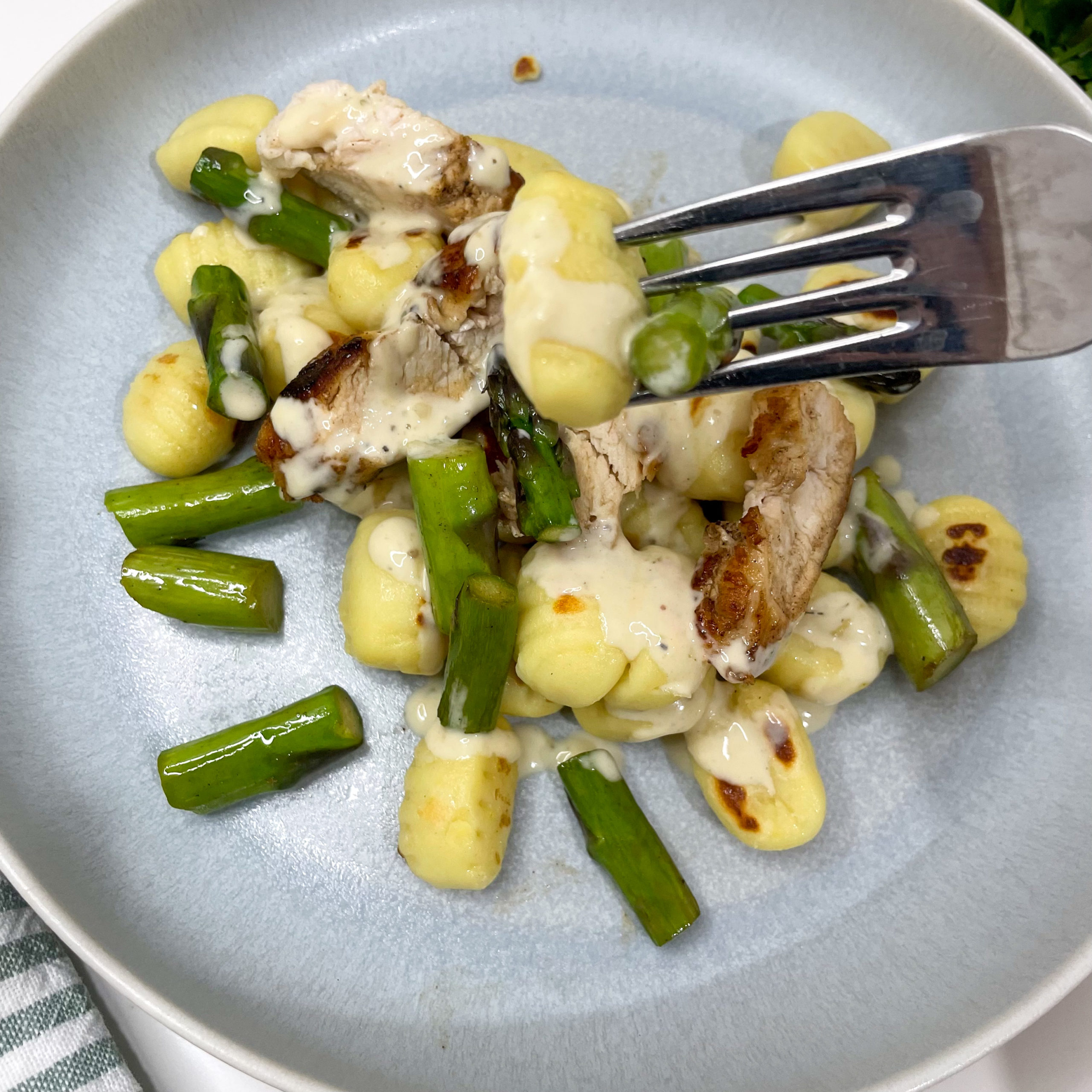 Gnocchi mit grünem Spargel und Hähnchen in Schmelzkäse Zitronen Sauce