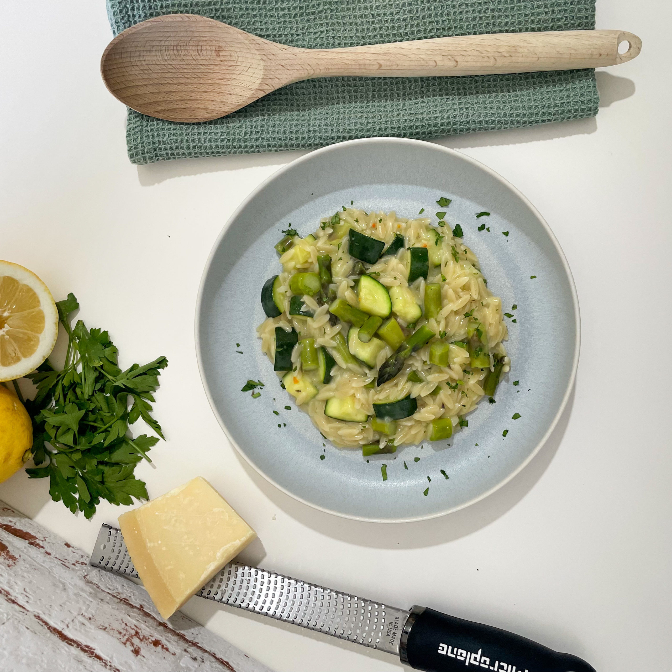 Cremiges Spargelrisotto mit Risoni Nudeln, grünem Spargel, Zucchini und Parmesan