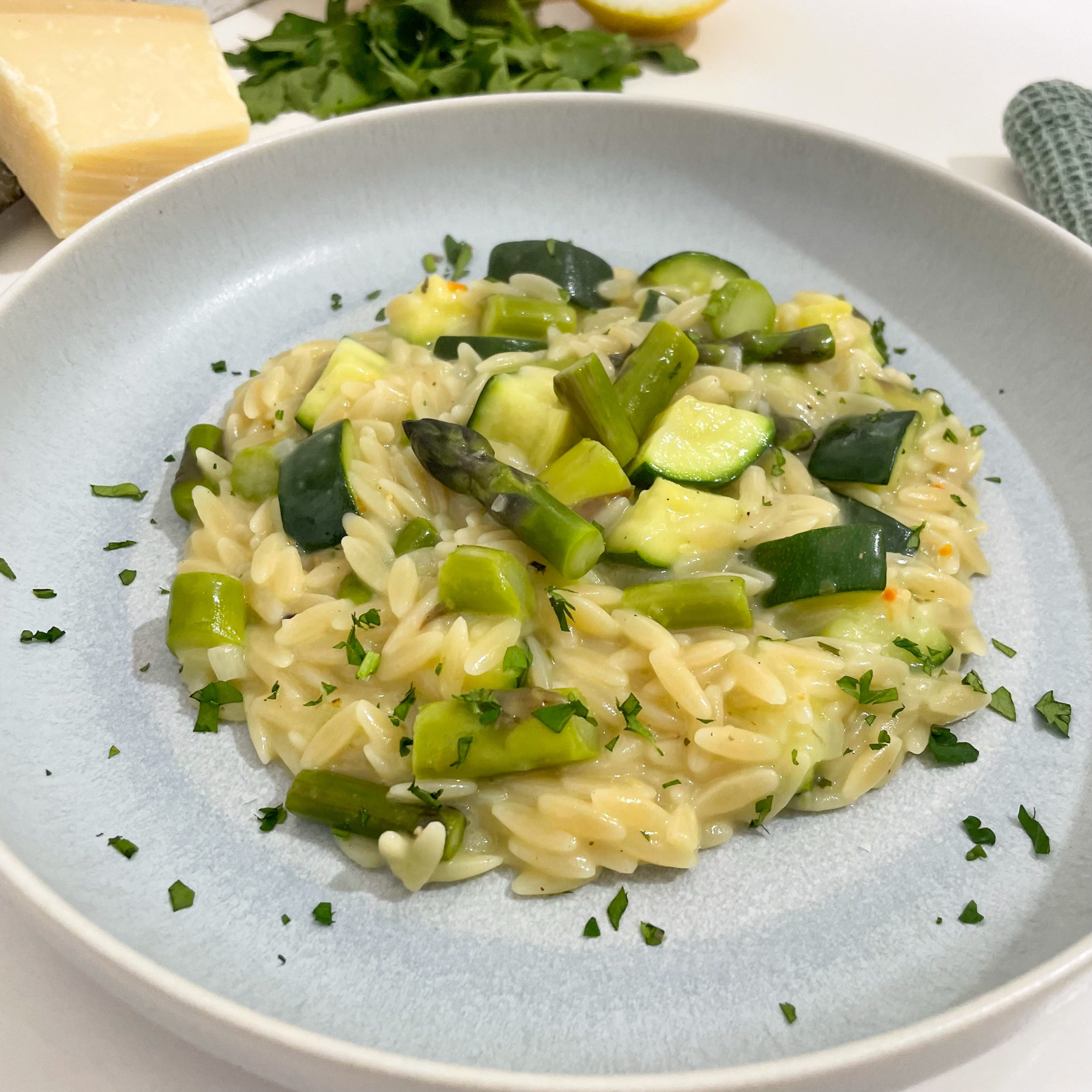 Cremiges Spargelrisotto mit Risoni Nudeln, grünem Spargel, Zucchini und Parmesan