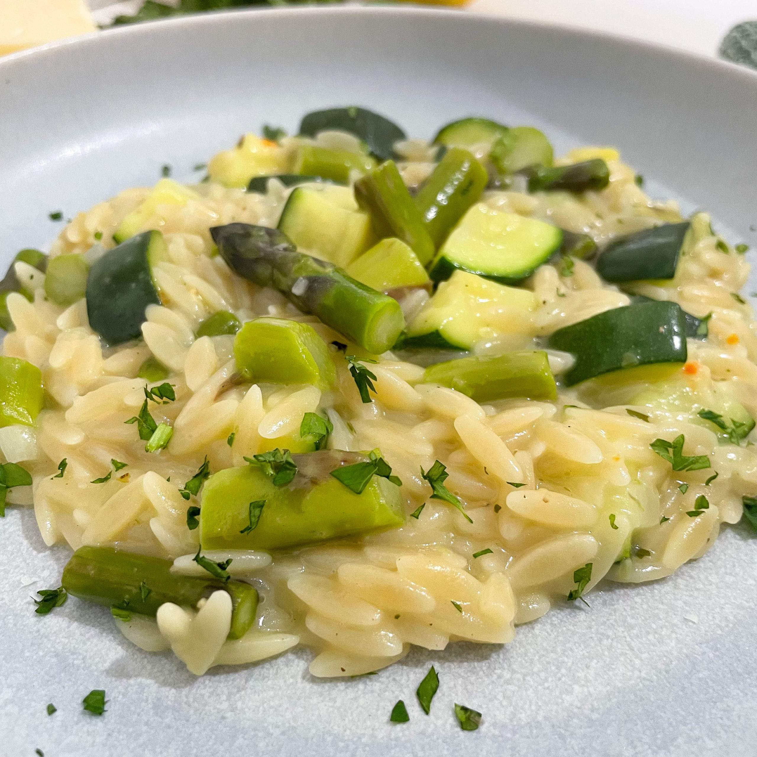 Cremiges Spargelrisotto mit Risoni Nudeln, grünem Spargel, Zucchini und Parmesan