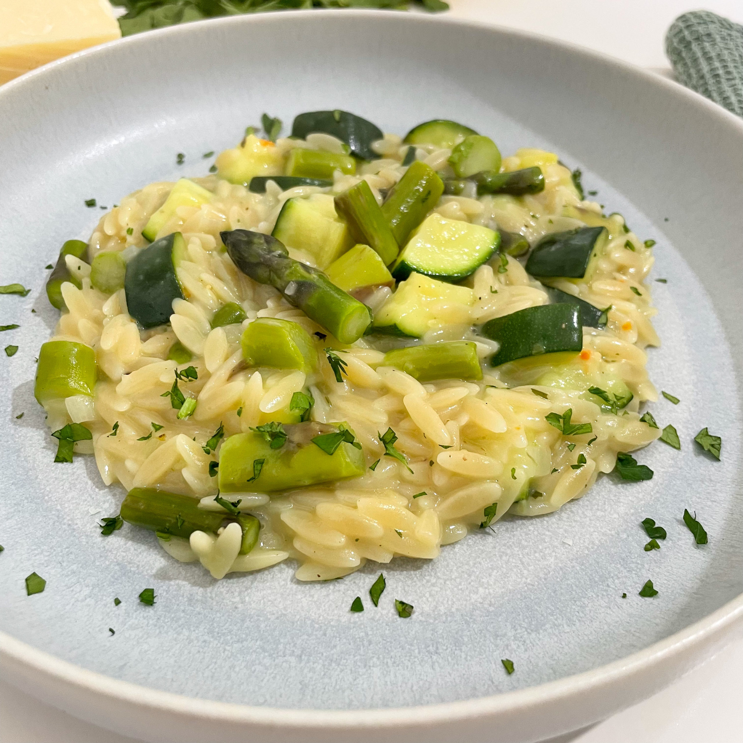 Cremiges Spargelrisotto mit Risoni Nudeln, grünem Spargel, Zucchini und Parmesan