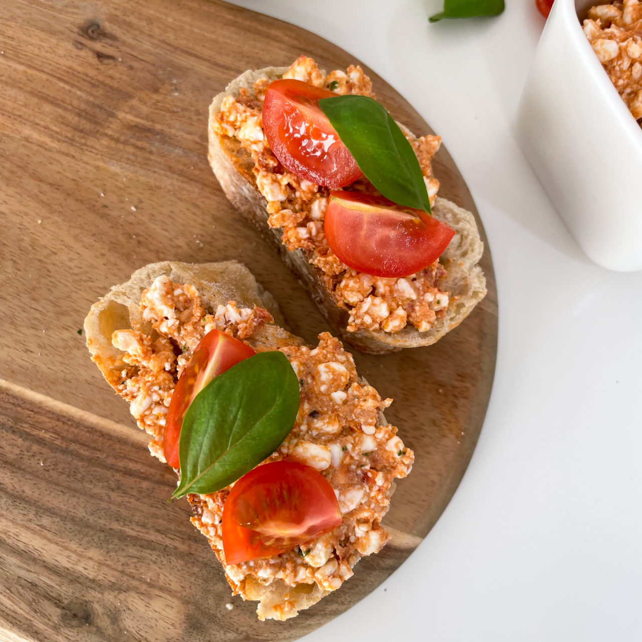 Belegtes Baguette mit Pesto Hüttenkäse Aufstrich - Paradieskueche