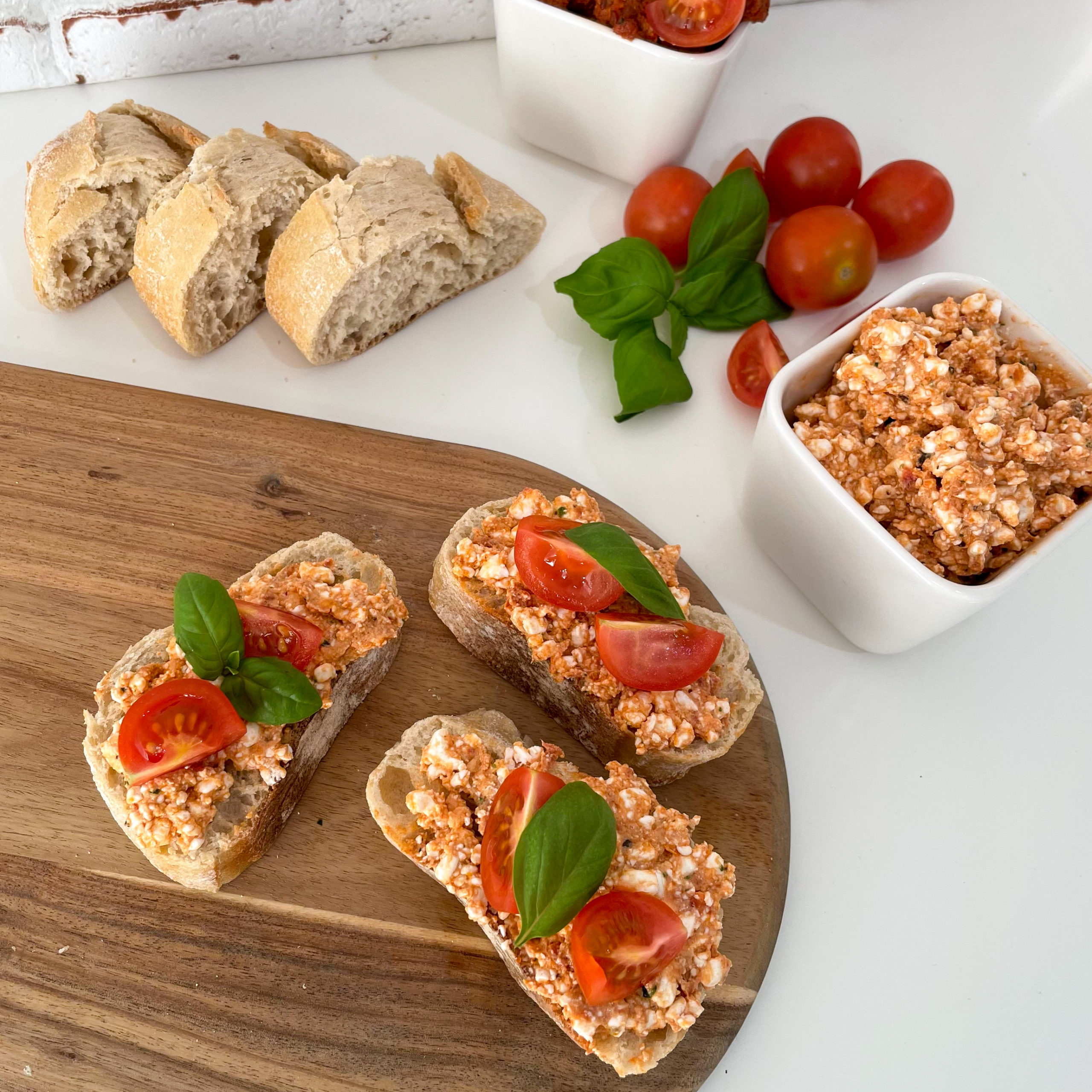 Belegtes Baguette mit Pesto Hüttenkäse Aufstrich mit Tomate und Basilikum