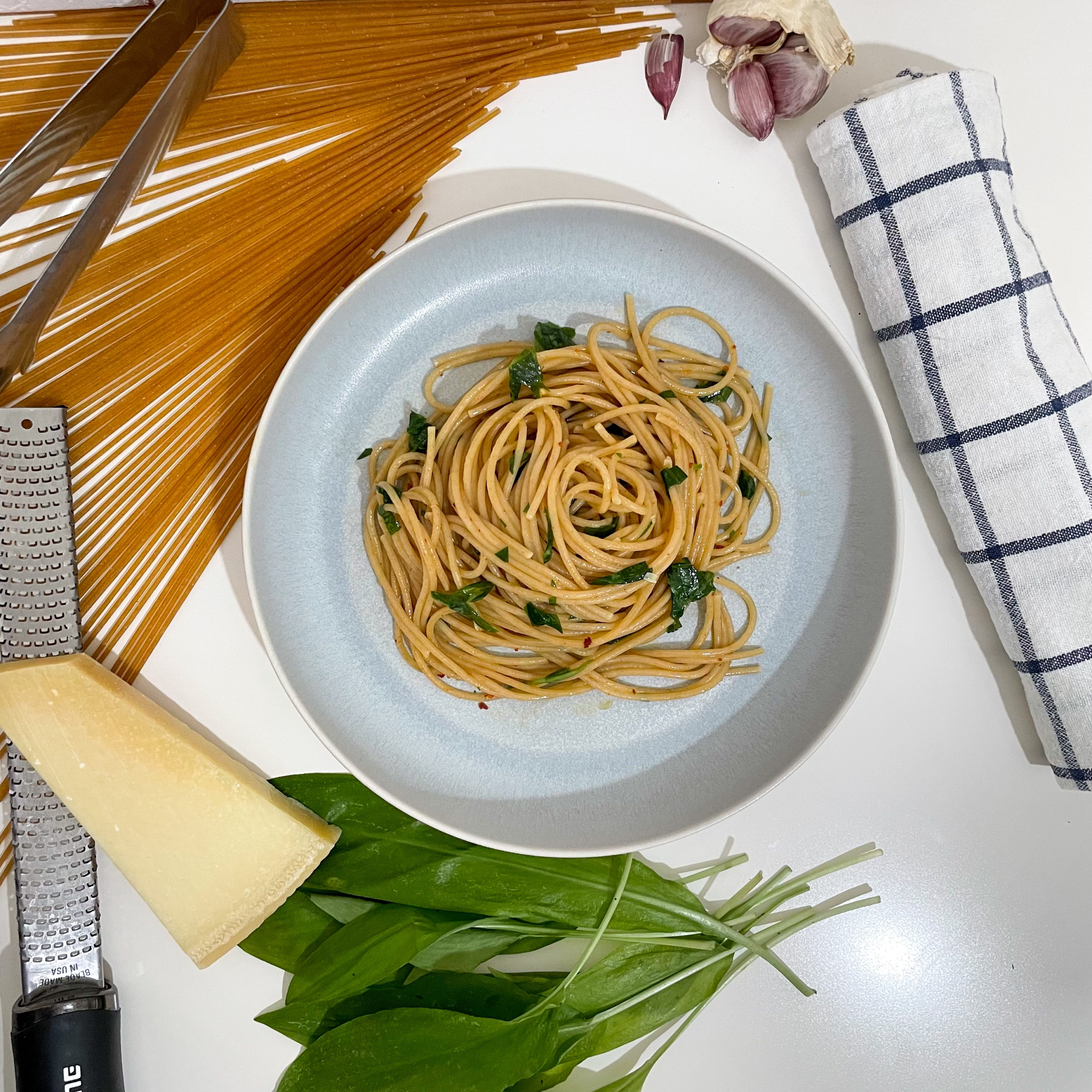 Vollkorn Spaghetti mit Olivenöl, Knoblauch und Bärlauch