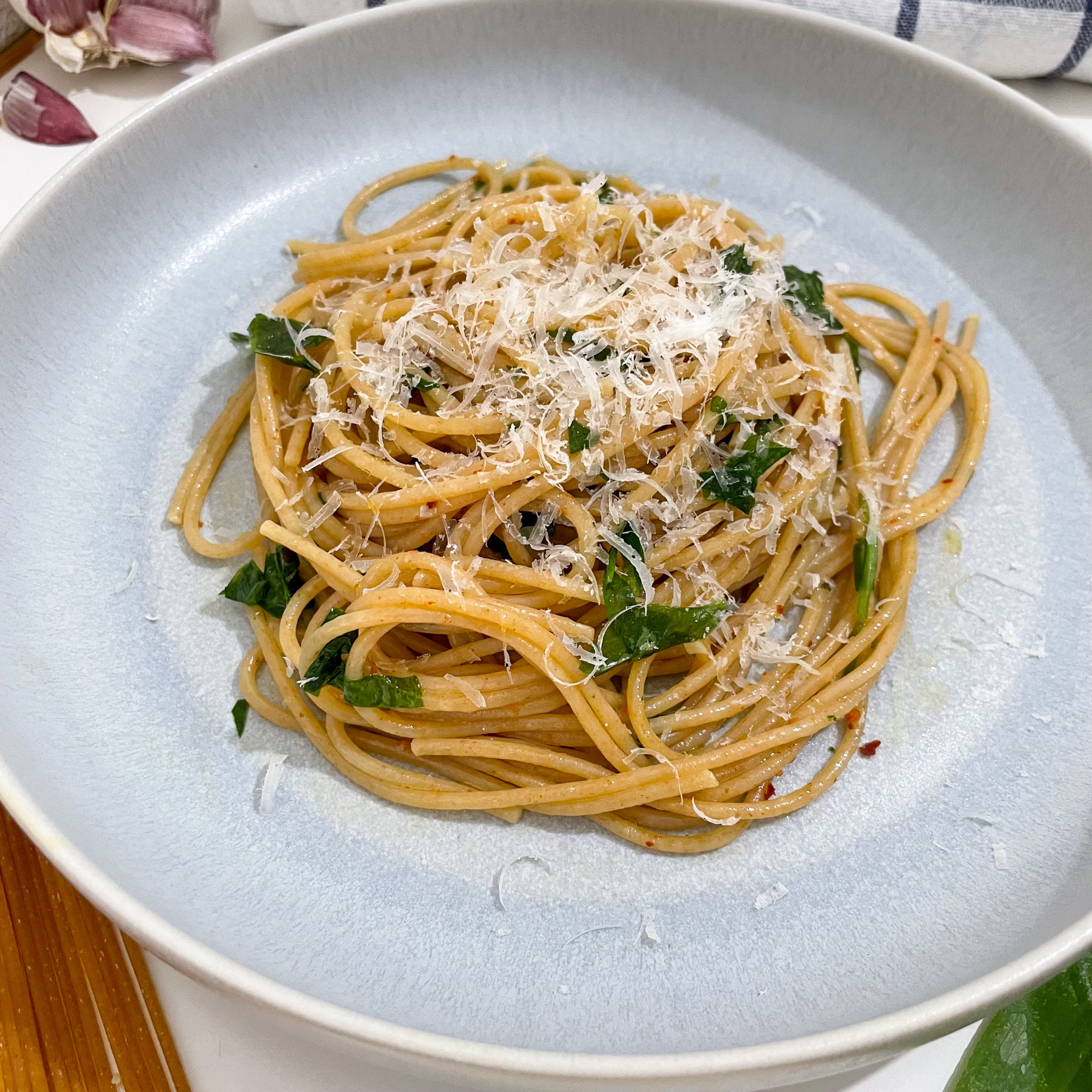 Vollkorn Spaghetti mit Olivenöl, Knoblauch und Bärlauch