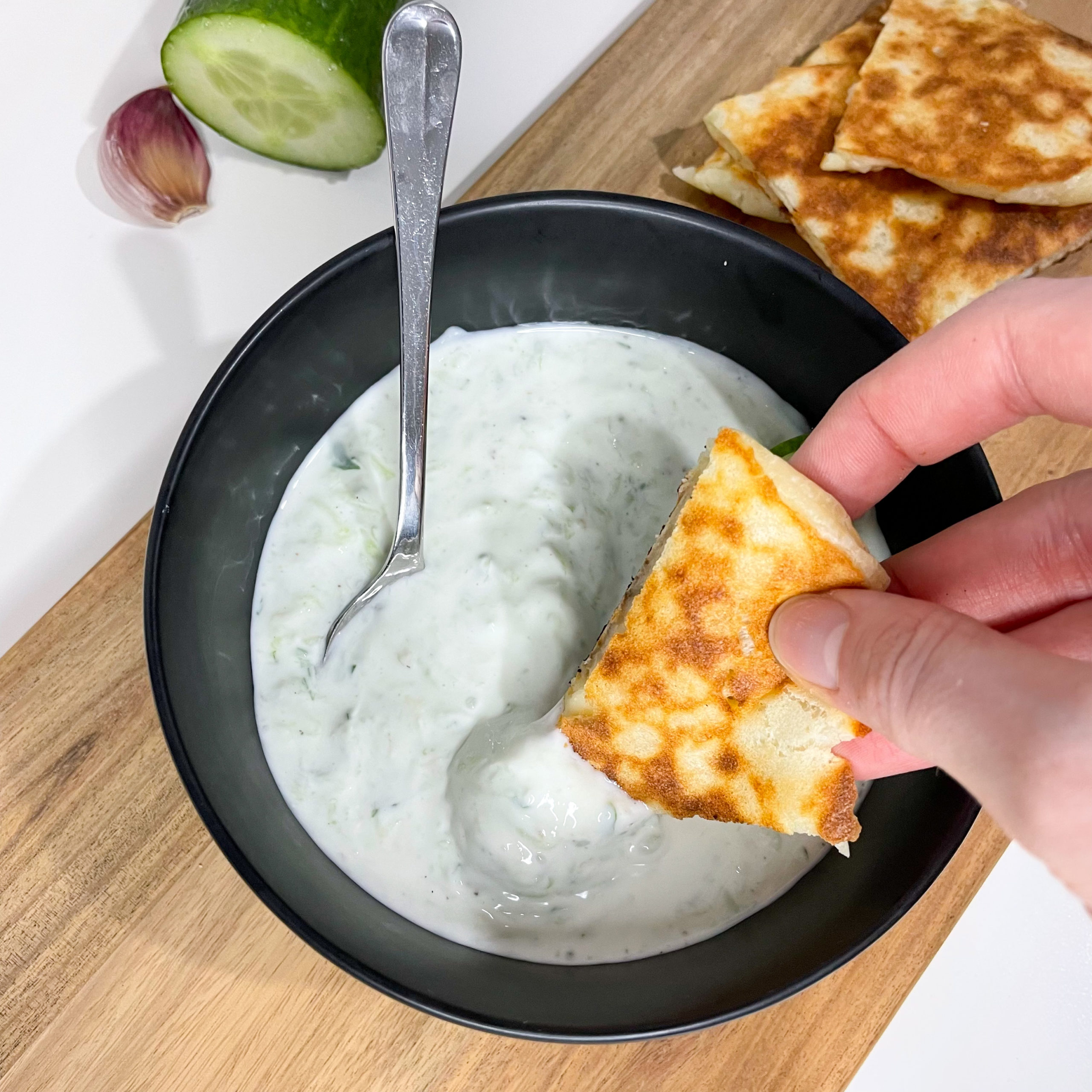 Tzatziki mit Joghurt, Gurke und Knoblauch