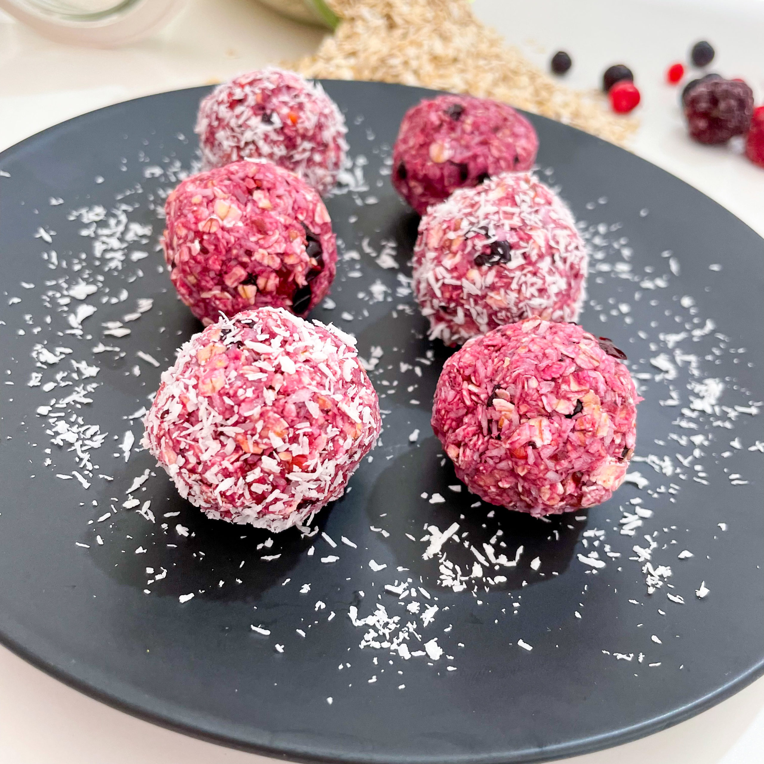 Beeren Kokos Energy Balls mit Haferflocken und Honig