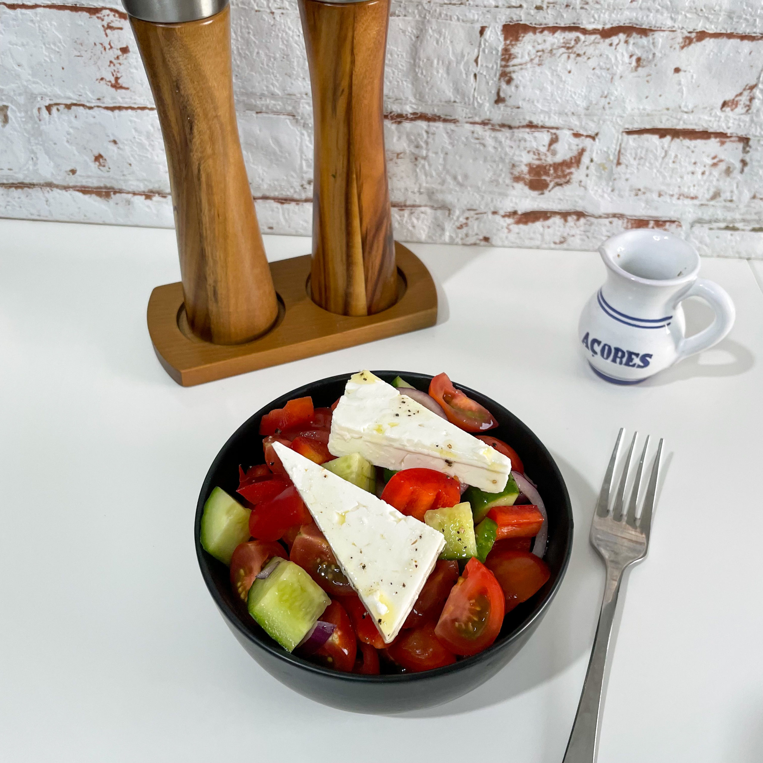 Griechischer Salat mit Feta, Tomaten, Gurken und Paprika