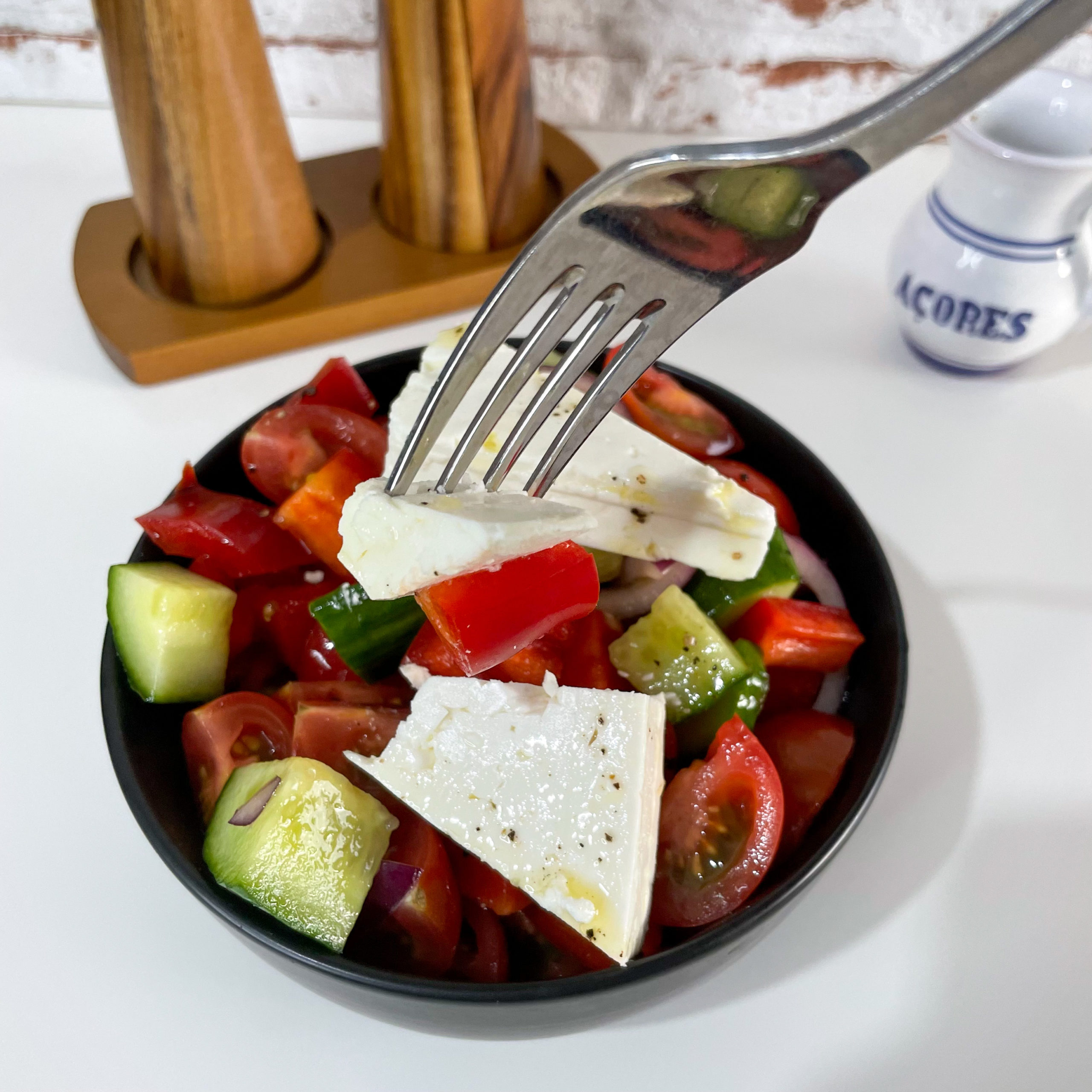 Griechischer Salat mit Feta, Tomaten, Gurken und Paprika