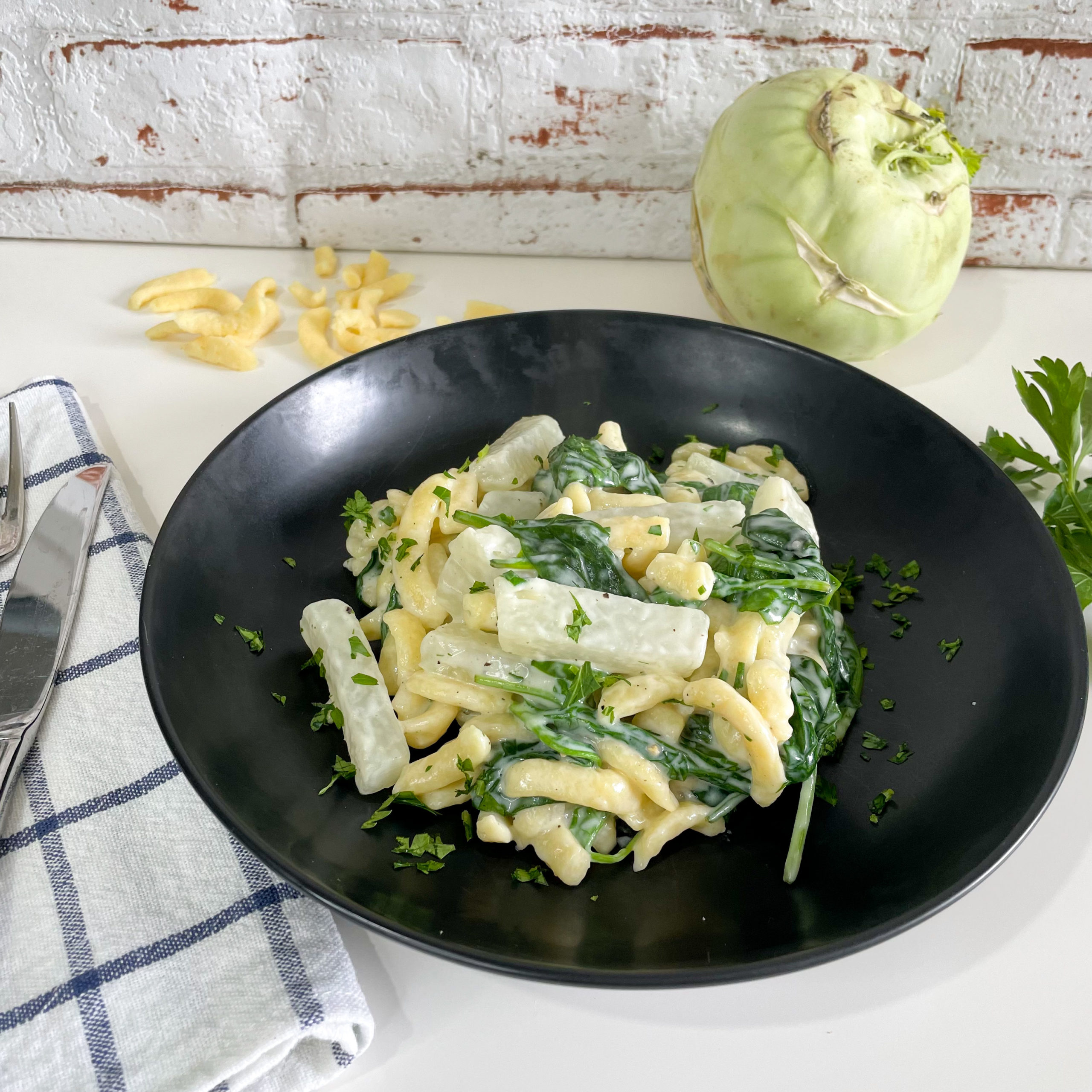 Spätzlepfanne mit Kohlrabi und Spinat