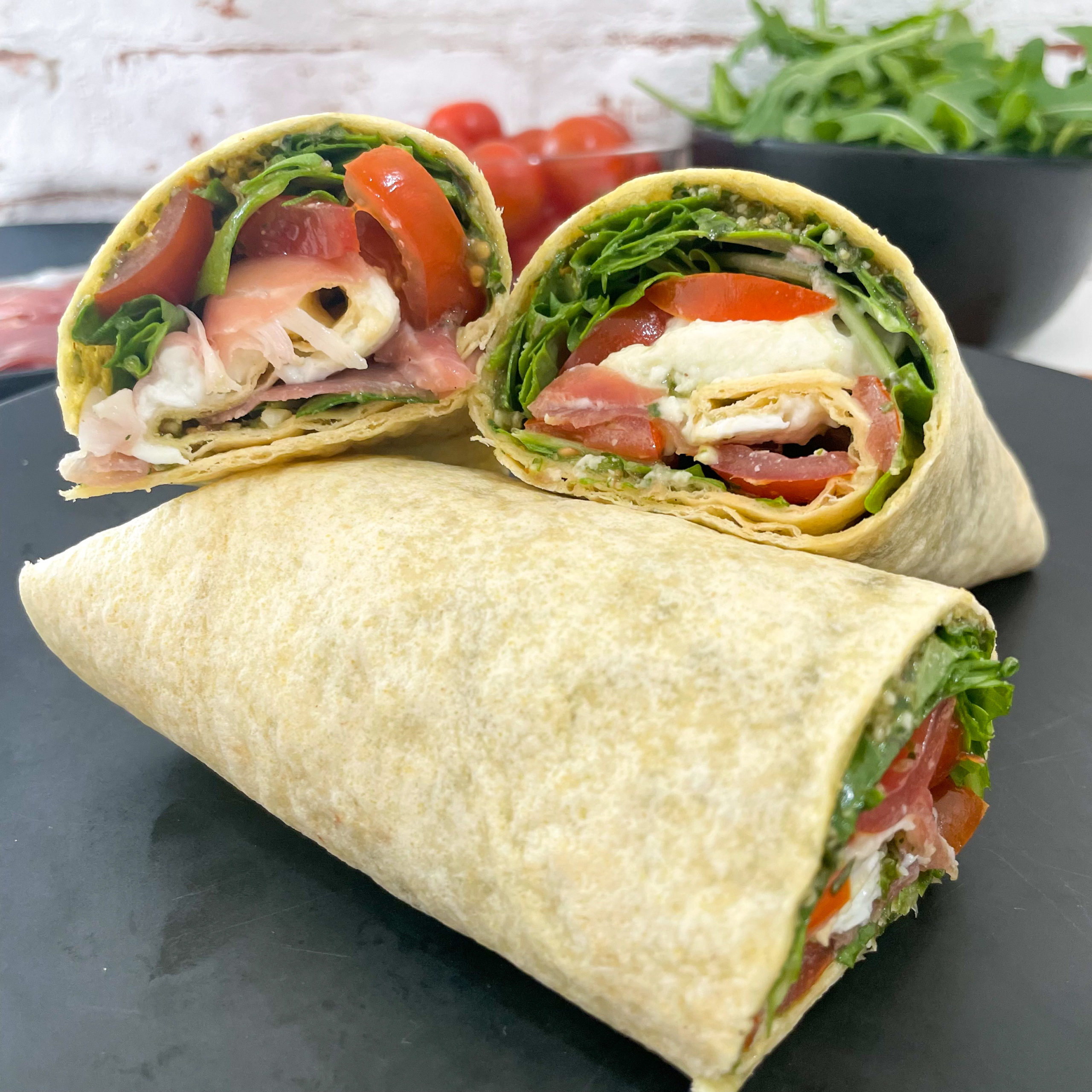 Tomate Mozzarella Wrap mit Pesto, Tomate und Parma Schinken