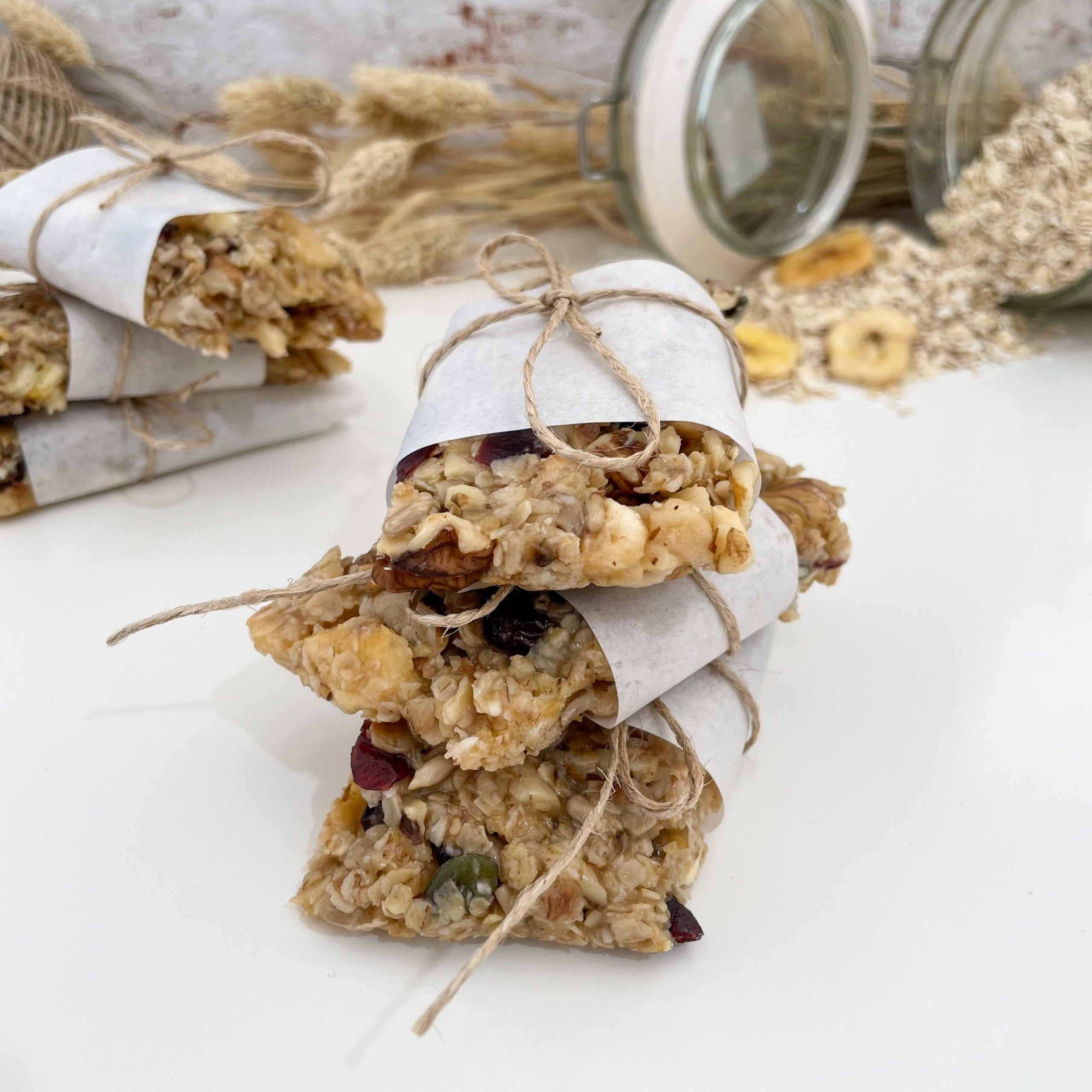 Müsli Riegel mit getrockneten Bananen, Cranberries, Nüssen und Kernen