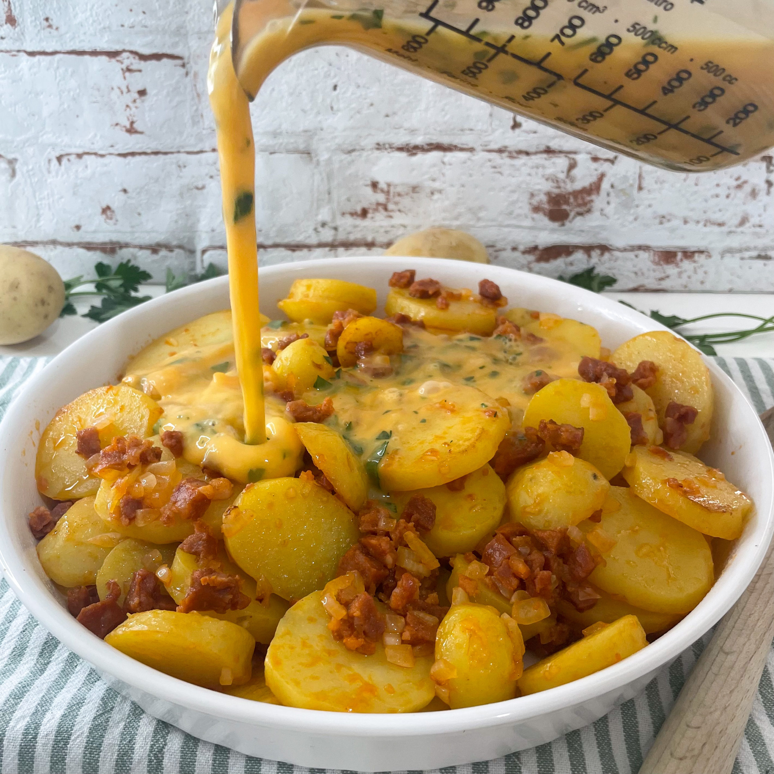 spanische Kartoffel Tortilla mit Chorizo und Ei