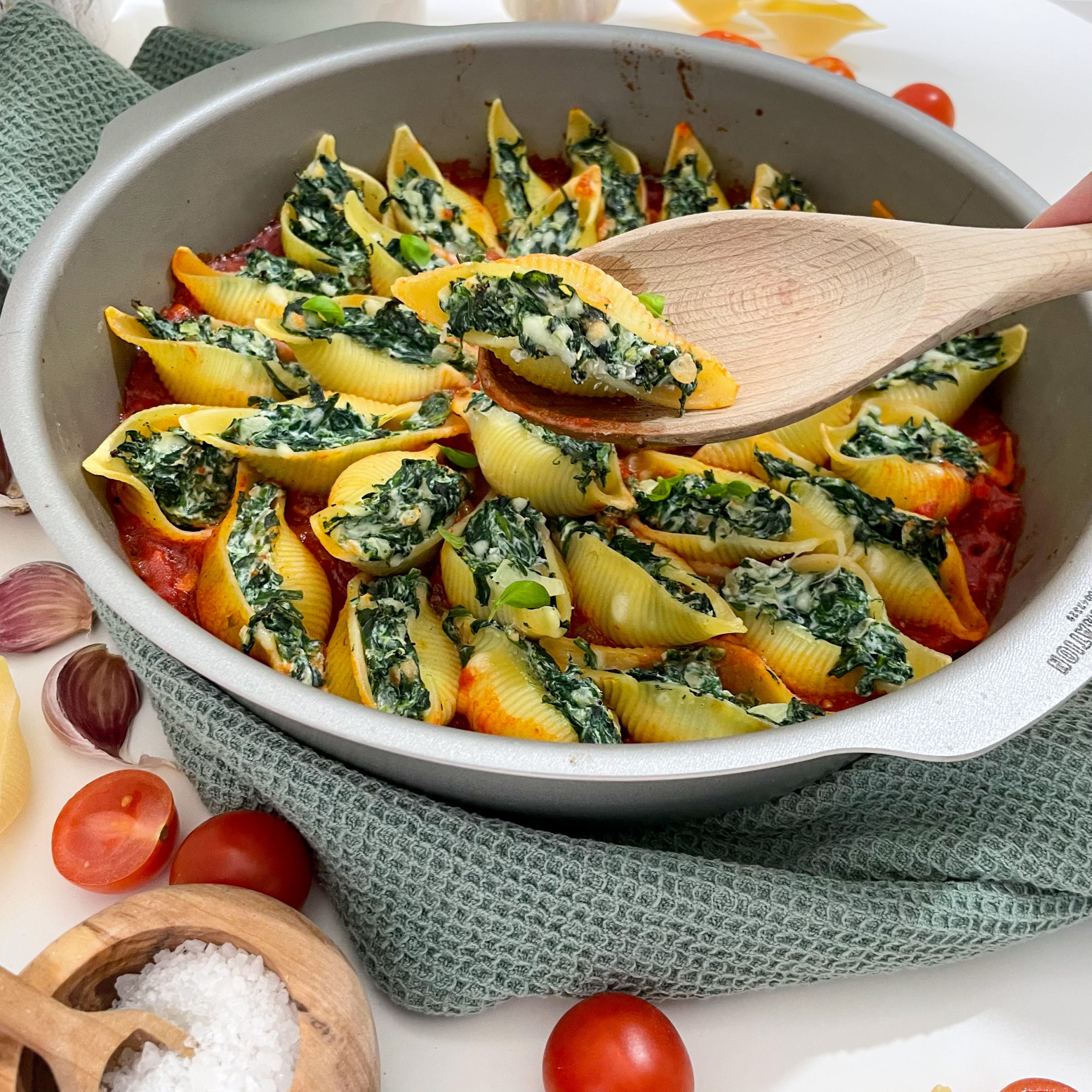 Gefüllte Muschelnudel mit Ricotta und Spinat Gefüllte Muschelnudel mit Ricotta und Spinat auf Tomatensoße mit Mozzarella