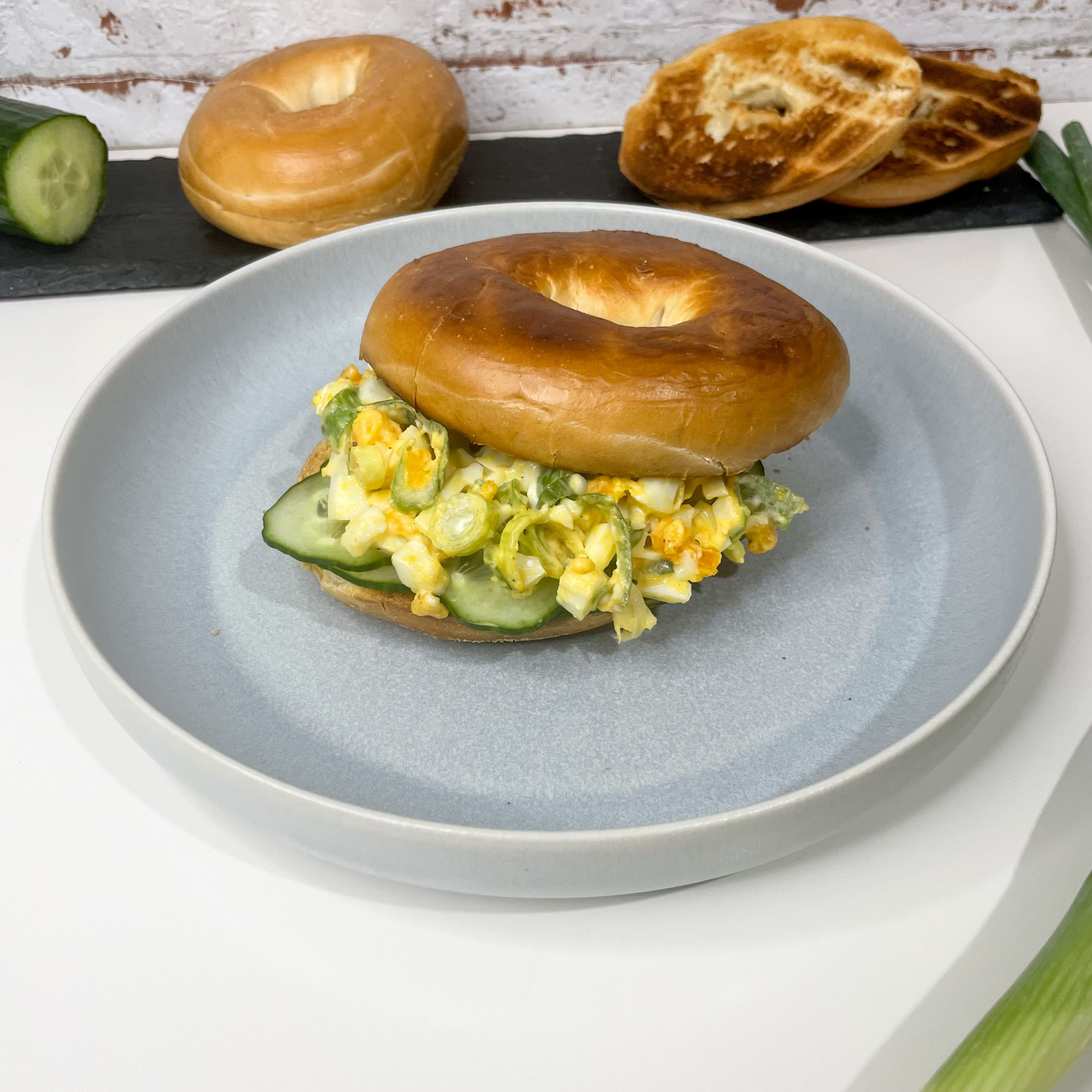 Belegter Bagel - vegetarisches Frühstück mit Ei und Gurke - Paradieskueche