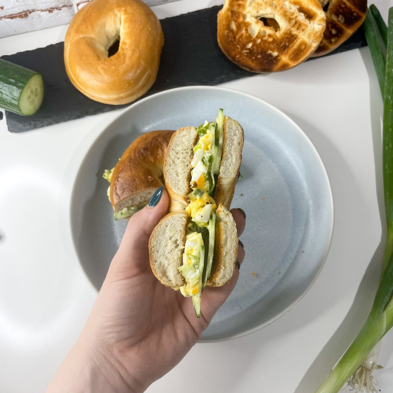 Belegter Bagel - vegetarisches Frühstück mit Ei und Gurke - Paradieskueche