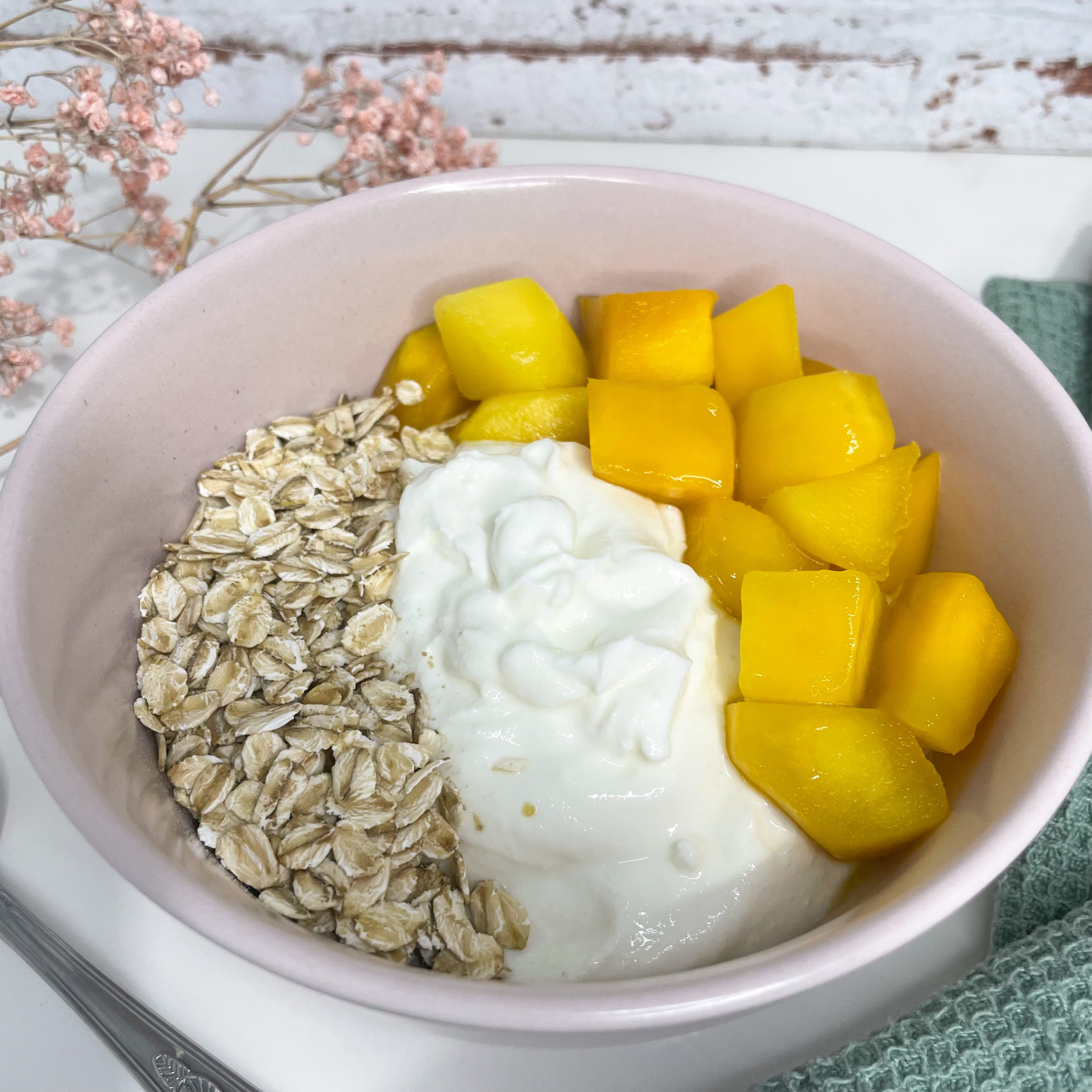 Gesunde Frühstücks Bowl mit Quark und Mango und Haferflocken