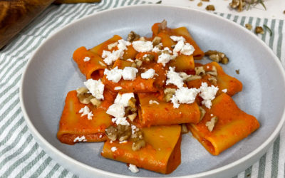 Paprika Pasta mit Feta und Walnüssen